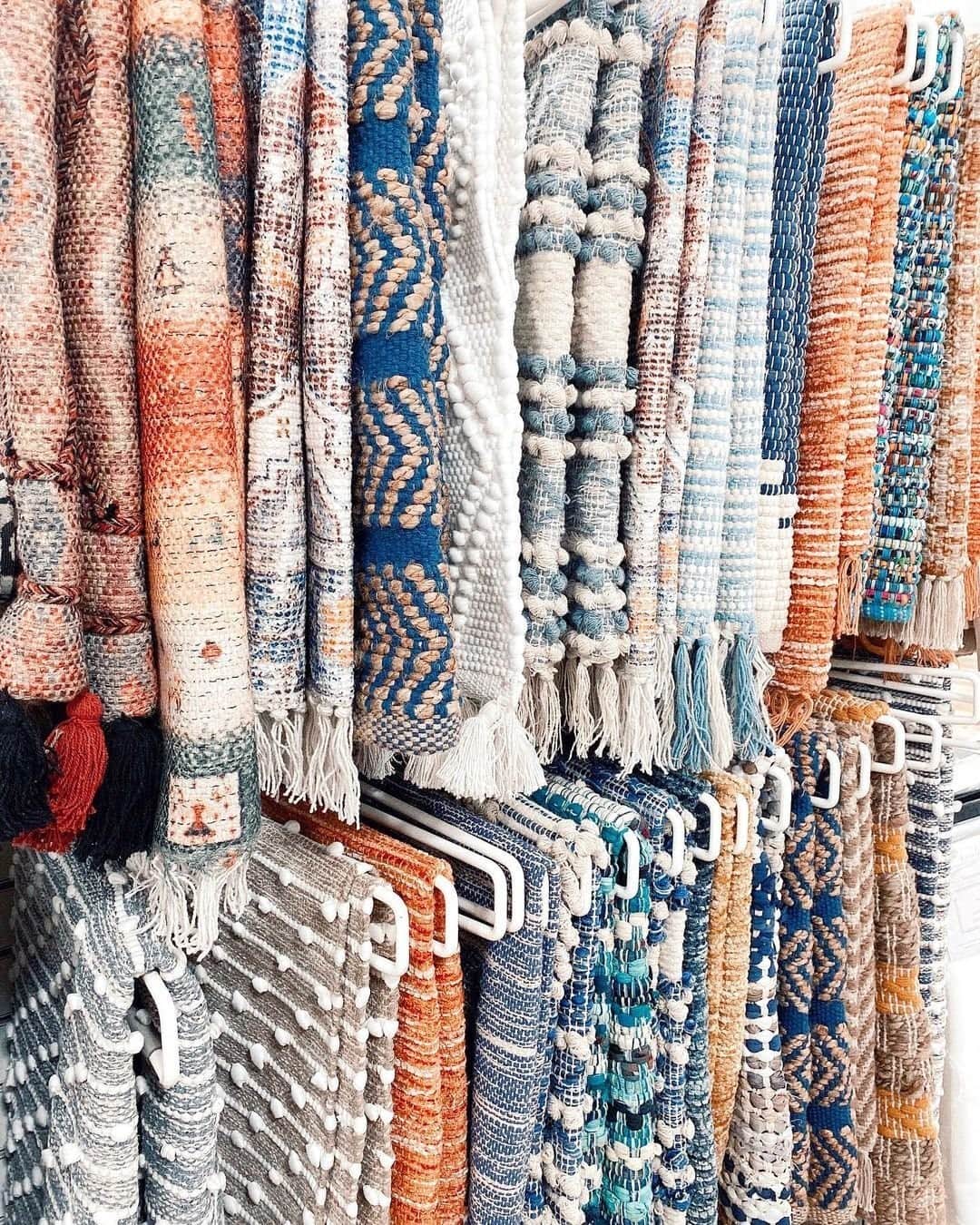 T.J.マックスのインスタグラム：「Rugs with poms, tassels, and frills are giving us all the feels 😍 (📷:@tjmaxx.guru)」