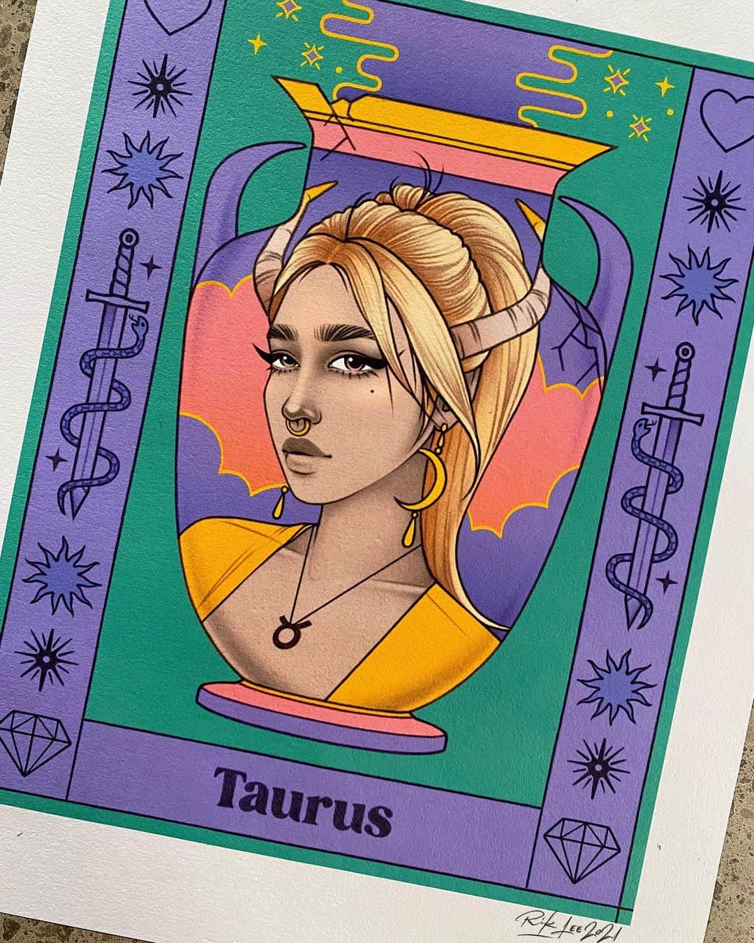 Rik Leeさんのインスタグラム写真 - (Rik LeeInstagram)「TAURUS! . Thank you to everyone who commented their colour suggestions for this babe.  Green was the most requested colour, which makes sense seeing as the Taurus birth stone is emerald and it’s an earth sign. Next up, is purple / lavender which loads of people suggested and I used for the frame and vase. I was really tempted to go with warm, earthy tones, but opted not to because I’ve used these colours throughout the zodiac series and felt this was a good opportunity to diversify. Speaking of mixing it up from the rest of the series, she’s a blonde (natural / not natural - that’s you’re call). I got a little wild with the supporting colours. ♉️😅 . 11 down, 1 to go! . #riklee #illustration #taurus #zodiacs #art #design」1月26日 9時04分 - rikleeillustration