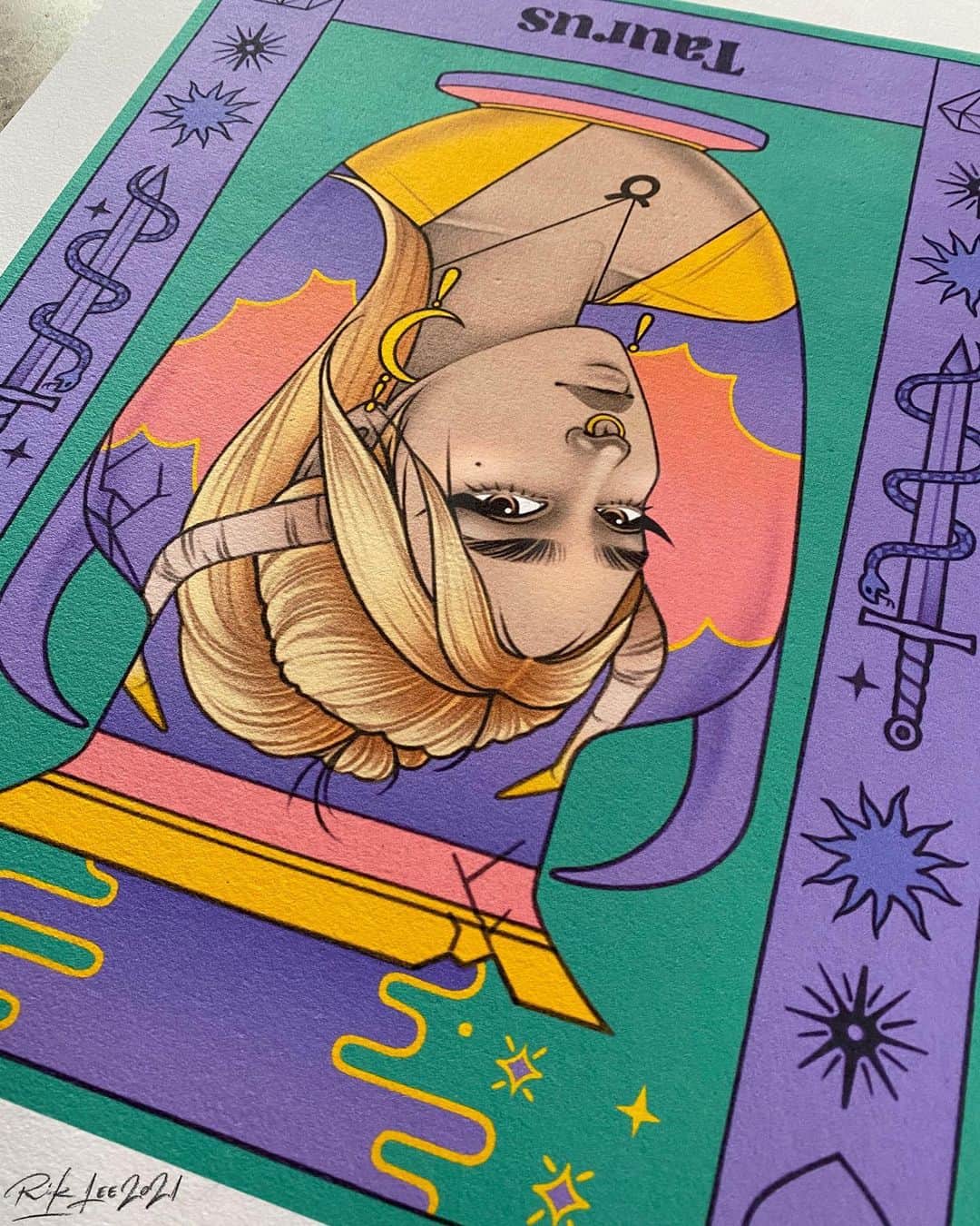 Rik Leeさんのインスタグラム写真 - (Rik LeeInstagram)「TAURUS! . Thank you to everyone who commented their colour suggestions for this babe.  Green was the most requested colour, which makes sense seeing as the Taurus birth stone is emerald and it’s an earth sign. Next up, is purple / lavender which loads of people suggested and I used for the frame and vase. I was really tempted to go with warm, earthy tones, but opted not to because I’ve used these colours throughout the zodiac series and felt this was a good opportunity to diversify. Speaking of mixing it up from the rest of the series, she’s a blonde (natural / not natural - that’s you’re call). I got a little wild with the supporting colours. ♉️😅 . 11 down, 1 to go! . #riklee #illustration #taurus #zodiacs #art #design」1月26日 9時04分 - rikleeillustration