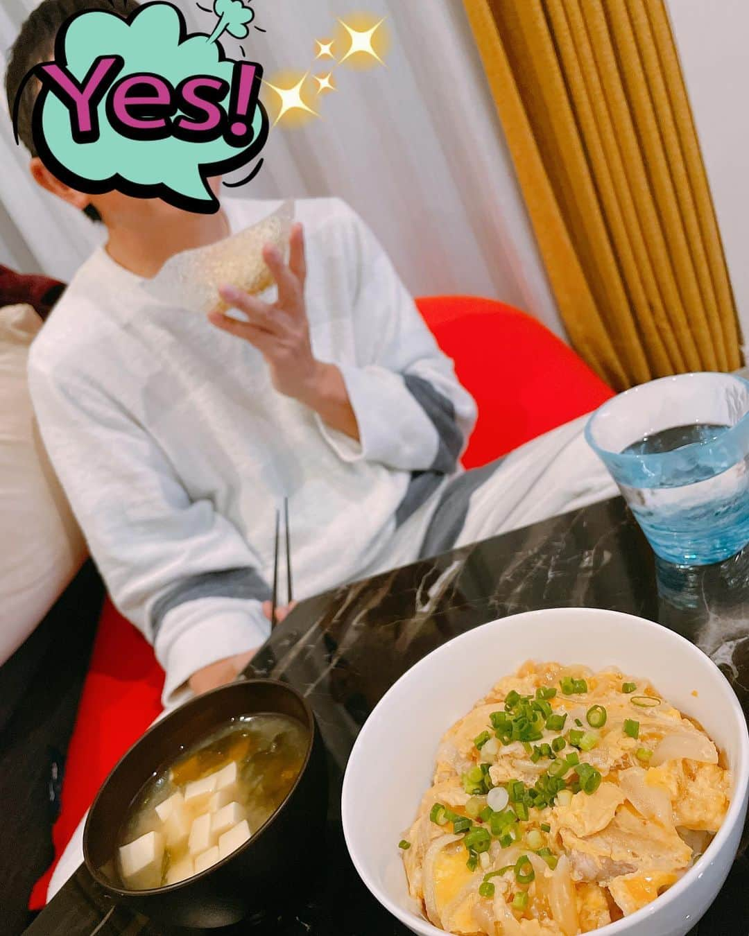 真麻さんのインスタグラム写真 - (真麻Instagram)「昨夜は久しぶりにご飯作れそうで、親子丼と味噌汁を作りました💫私の親子丼は鶏肉大きめに切って食べ応えある親子丼✨溶き卵は2回に分けて✌️ ✩.*˚ サラダはスーパーの切れてる物でササッと楽ちんに手抜きですwww味噌汁はワカメとお豆腐で😀 ✩.*˚ 表情見せられず残念だけど、嬉しそうな顔した彼がそこにいる💖今夜はお魚焼こうかと🐟少しずつ料理も復活できるかな、嬉しい✨午前中が1番体調が良くなった☀️ ✩.*˚ ✩.*˚ ✩.*˚ #自炊ごはん #夕飯献立 #おうち時間を楽しむ #うちで過ごそう #stayhomestaysafe  #親子丼 #仲良しカップル #鶏肉料理」1月26日 9時14分 - masaaoyama3