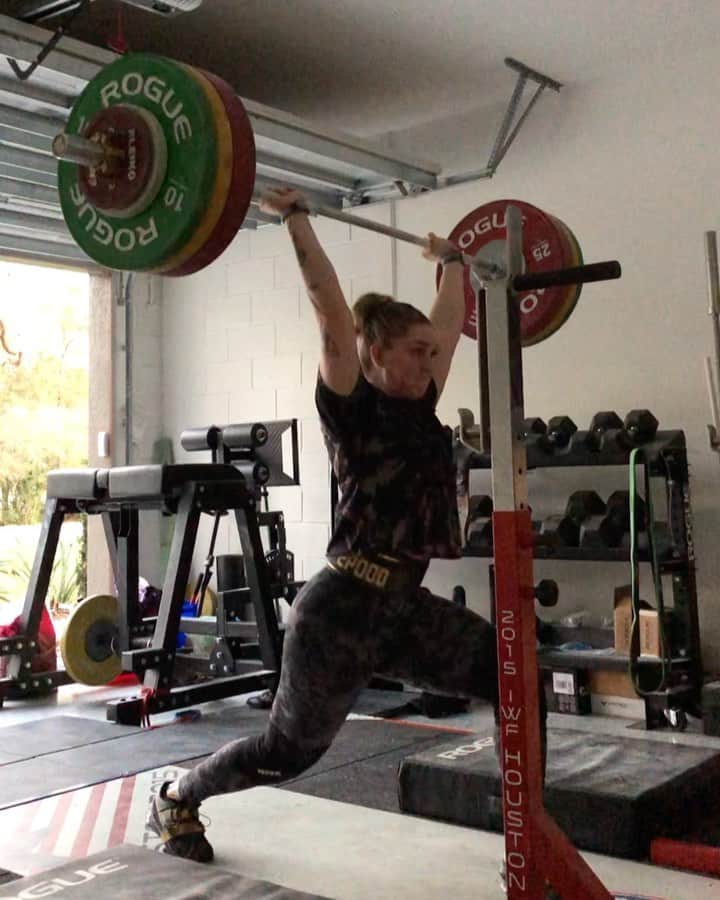 マッティ・ロジャーズのインスタグラム：「First video is today’s second session, second video is my morning session.   I was moving like an injured sloth this morning & felt like hot garbage. I kept thinking about how much I’d rather be in bed & not beating my own ass trying to get through a really tough workout. I made MOST of my sets, just with additional funk & dramatics, but here’s a miss at a 95 set. I could have posted my nicer sets at 90 (since I had SO FUCKING MANY), but I’d rather show that I have SHIT days too. I cry about it, I complain about it, some days I can’t even get through them & that’s the reality of both life & elite training (or any training really).  Came home, reset & had a really solid second session without a single miss. A few hours of absolute dog shit does not mean your whole day is going to be or HAS TO be shit. You can turn it around & you can choose how you respond to things both in and out of your control. And that’s ALL you can really control.  If you got out of bed today, if you checked one small task off your list, if you acknowledged that you need to take today to address & tend to your mental health, amazing. Not every day is the greatest, most productive day and THATS OKAY.   @roguefitness @2poodperformance @rpstrength」