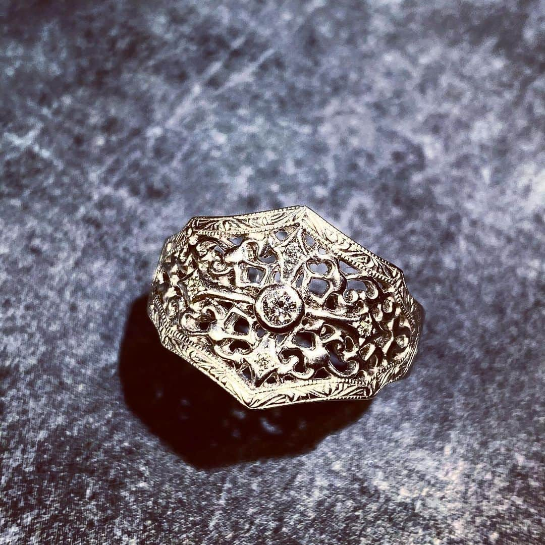 LoreeRodkin 銀座店さんのインスタグラム写真 - (LoreeRodkin 銀座店Instagram)「・  LoreeRodkin tokyo ・ ・ "SMALL LACY CROSS SHIELD RING" (White  Gold/Dia) ・ ・ @loreerodkin  @loreerodkinofficialjewelry ・ ・ #LoreeRodkin#loreerodkintokyo#loreerodkinjewelry#rock#ローリーロドキン#サクセスジュエリー#成功#スティーブンタイラー#ミシェルオバマ#ブラッドピット#マドンナ#シェール#エルトンジョン#ビリーアイリッシュ#マイリーサイラス#ゴールドリング#シールド」1月26日 9時27分 - loreerodkin_tokyo