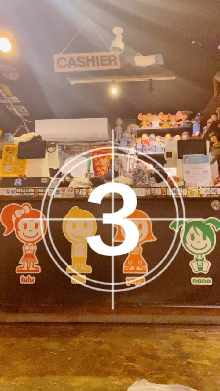 エビアン・クーのインスタグラム：「Here at the 88tees Kalākaua store, trying to put dog clothes ( aloha shirt) on Koko. First, Second attempt, I’m getting so worked up. Why is it so hard to put clothes on them!   仕事でペット服を着させるんだけど Koko全然言うことを聞かないー！ 20ぷん以上かかる、疲れた笑」