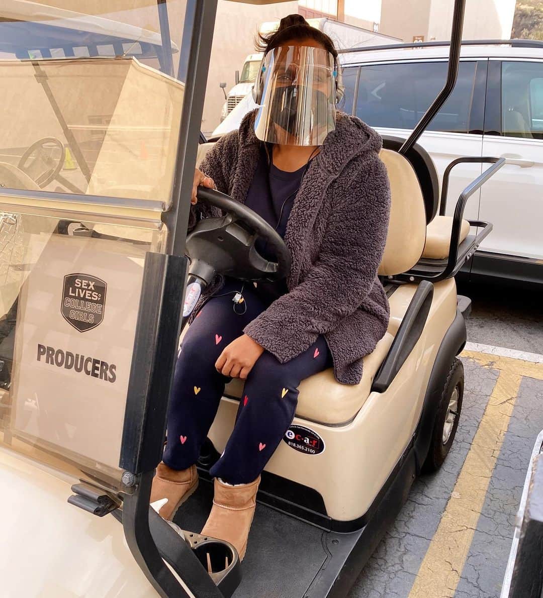 ミンディ・カリングのインスタグラム：「On set for the new show. I swear this is not a bath robe and pajamas.」
