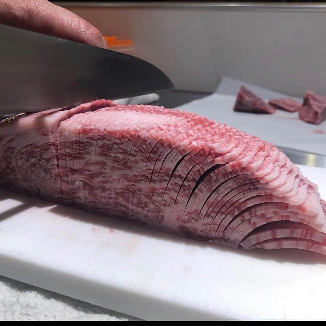 のインスタグラム：「おはよう御座います。 吟難波店でございます。  牛の肩ロースの一部。 アバラ骨側の部位でクラシタ 肩ロースの下の部分。 肩ロースの中でもサシ（霜降り）が 一番入っているため焼肉店などでは 特上ロースなどで出される。 別名「ザブトン」  ⭐️ランチ営業26日〜⭐️  :豆腐サラダ :コシヒカリ :椀物 :香の物 :小鉢 :焼き贅沢3種盛 :デザート 1800円(税別)  ⭐️17日〜限定イベント⭐️ 16時〜17時までのネット予約 一休限定百合コース10000円(税別) 何と30%off今だけ  緊急事態宣言のため Open　16時00分 close  20時00分 アルコールラスト　19時00分 コースラスト　18時00分  またお昼のご要望や テイクアウトなども 承っております。 何なりとお申し付け下さいませ。  ※菫コース以上 プレモル、角ハイ、酎ハイ All100円 16時〜18時までの ネットご予約のみ！  〒542-0076 大阪府大阪市中央区難波1-8-16 NAMBA HIPS 10F TEL 06-6214-1131 17:00〜20:00 (緊急事態宣言の為)  またテイクアウトも 絶賛好評中です。 お早めのご予約を  #難波 #肉 #吟 #なんば #尾崎牛 #難波駅 #駅チカ　 #テイクアウト #弁当　 #大阪難波　 #夜景　 #なんばHIPS　 #ヒップス #個室 #ワイン #スパークリング #記念日 #誕生日 #肉好きな人と繋がりたい #カップル席 #大阪グルメ #難波グルメ #難波ディナー #難波クーポン」