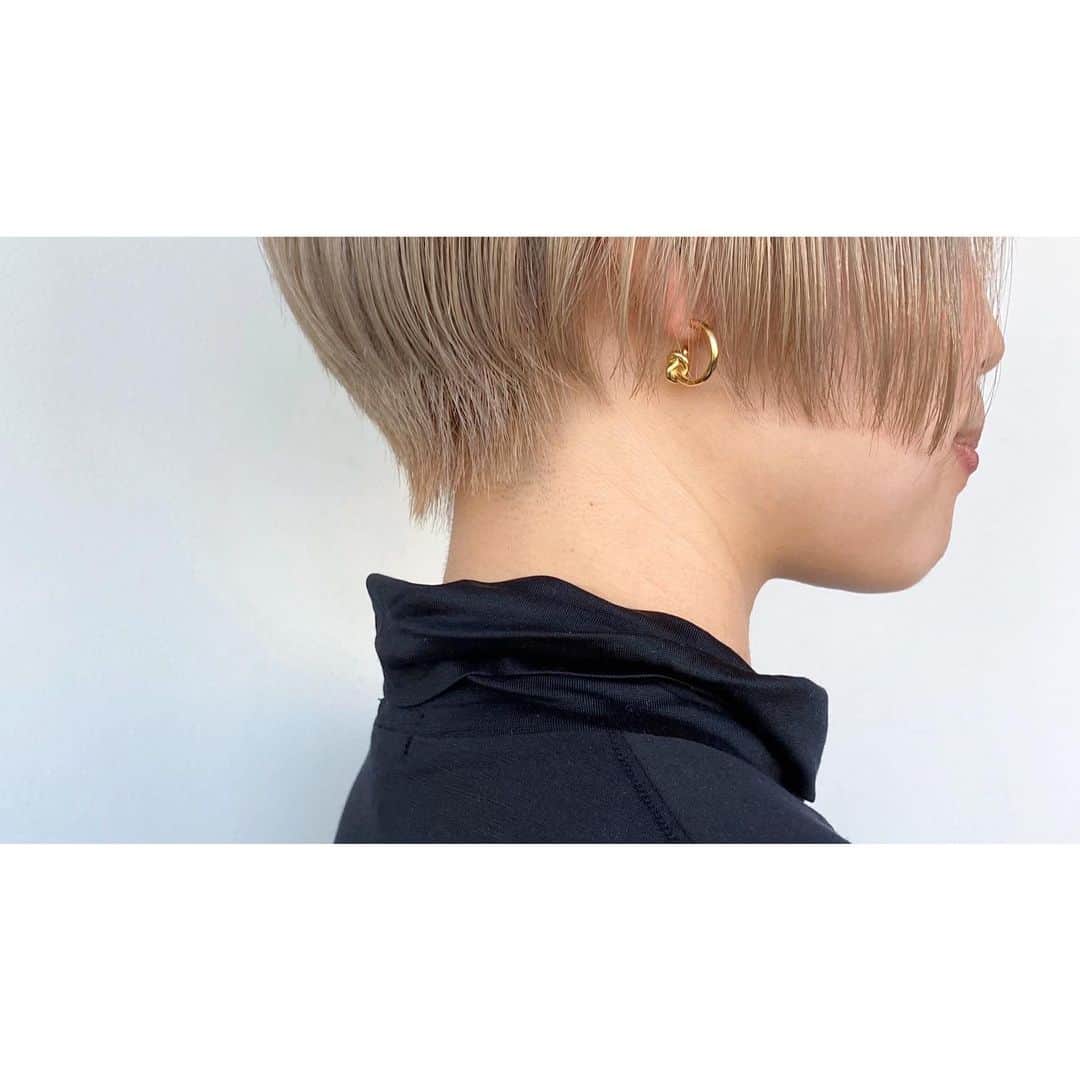 veticaのインスタグラム：「▼ vetica guest hair▼  プラチナブロンドのハイトーンデザインでシンプルなヘアをより魅力的に✳︎  hair 高木　@takaotakagi   #vetica #tokyo #harajuku #ladies #beauty #hair #cut #color #bleach #　#お客様ヘア」