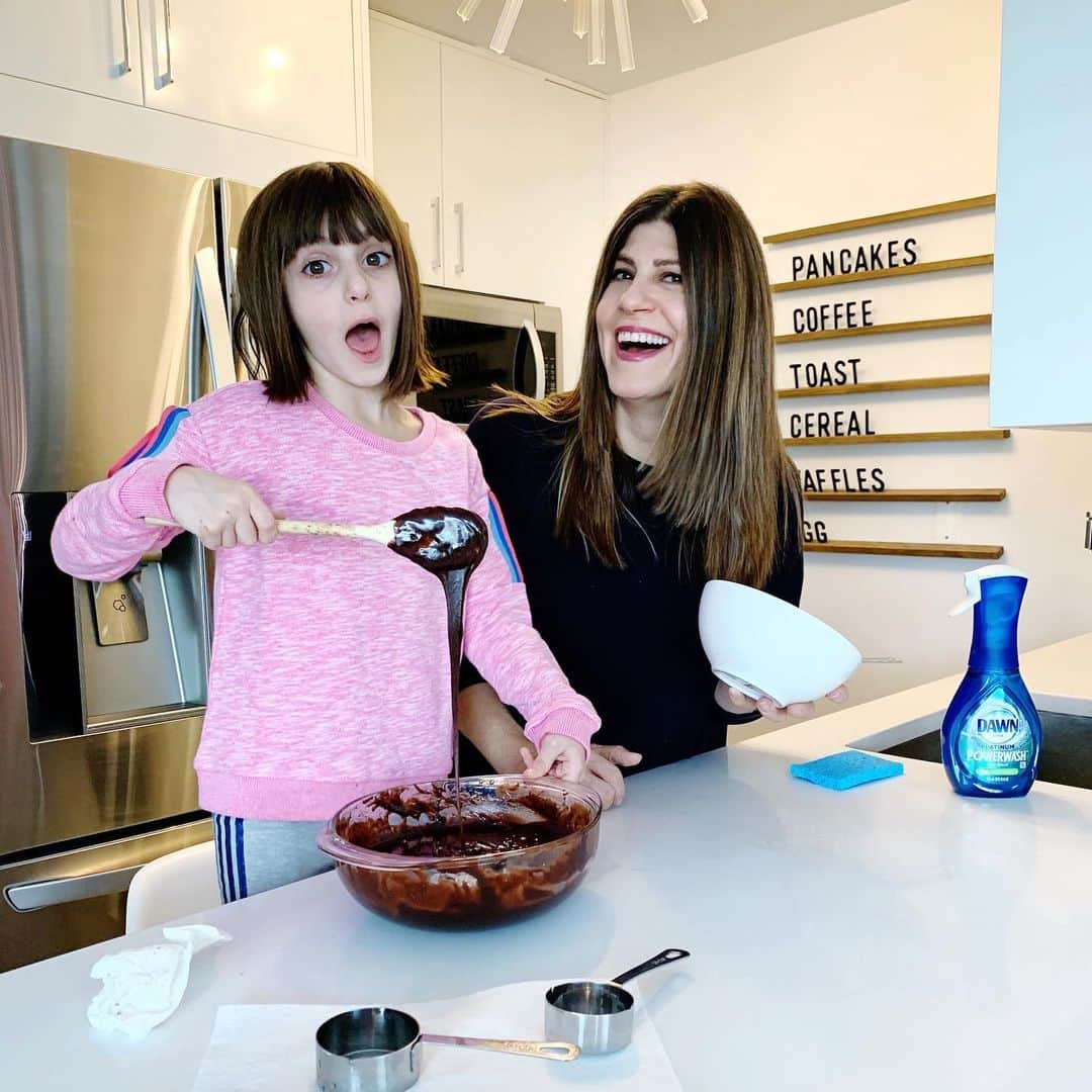 Ilana Wilesのインスタグラム：「If there was ever behind-the-scenes footage of Harlow’s Baking Show, it would be me frantically cleaning to keep up with my tiny but anal-retentive chef who HATES a mess in the kitchen. (She gets this from her dad. 😂) My new go-to product to clean as she cooks and stay ahead of the mess is #DawnPowerwashDishSpray. This magic in a bottle uses spray-activated suds that cling to food soils and quickly cut through grease, eliminating the need for soaking. Just #SprayWipeRinse and cleaning your dishes is faster and easier than ever, giving me more time to film Harlow’s ridiculous baking outtakes and surprising the crap out of Mike when he walks into the kitchen and sees nothing to clean up. Check out the link in my bio to see where you can get yours! 👍🏻@dawndishwash #Sponsored」