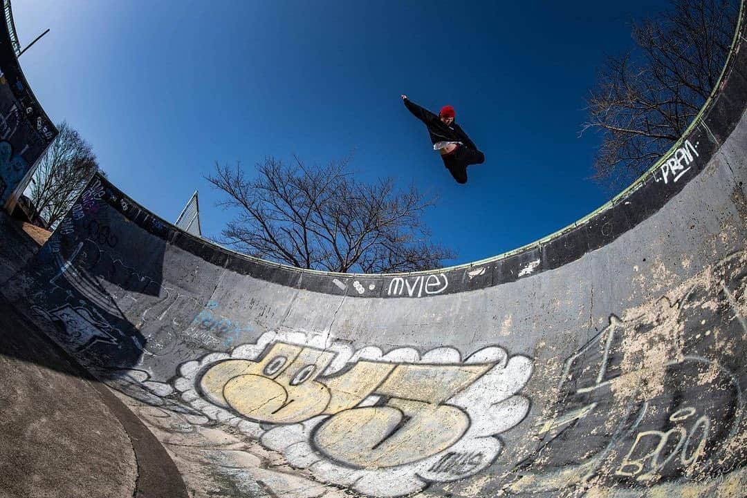 安床武士のインスタグラム：「#repost @satoshi.saijo ・・・ デスボウルでの安床武士のメソッドエアー！  Athlete : @takeshiyasutoko   #dethbowl #inlineskate #アグレッシブインラインスケート #インラインスケート #inlineskate #スケート#aggressiveinline #goodskate #extreme #photography #nikon #actionsportsphotography #安床武士 #actionsports #デスボウル #デスボウル安中」