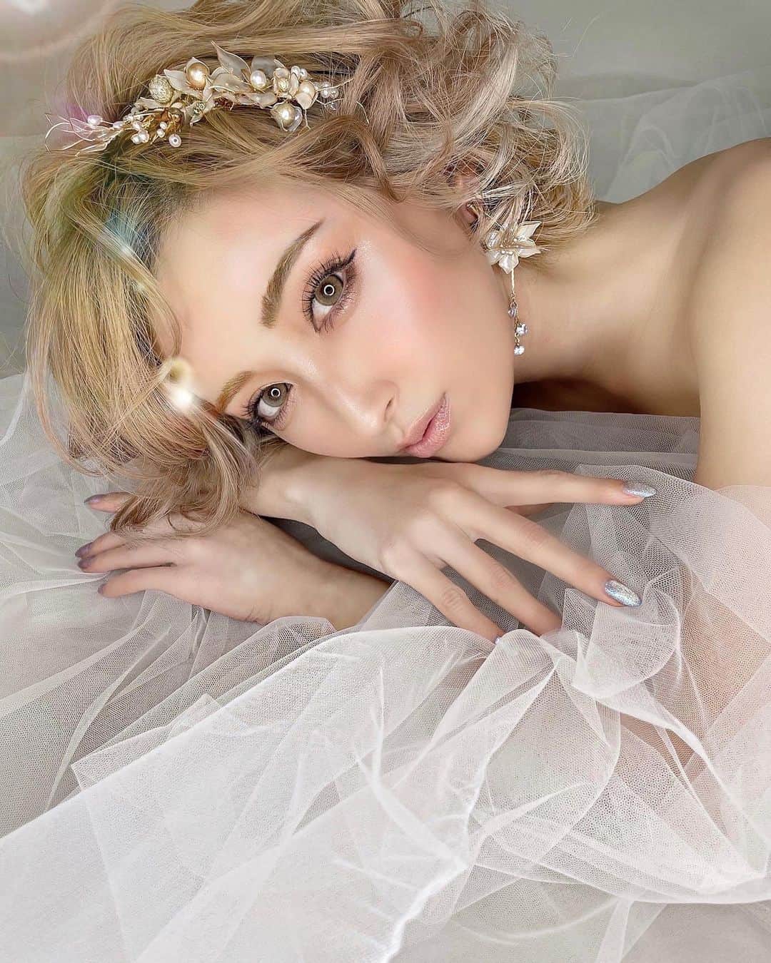 堀井大輔のインスタグラム：「・ ・ 本日、ホリージョ撮影2件 サロモ撮影2件 よろしくお願いします✊✨ ・ ・ 𝑚𝑜𝑑𝑒𝑙 @misakiairi  ℎ𝑎𝑖𝑟/𝑝ℎ𝑜𝑡𝑜 @daisuke_5511  ℎ𝑎𝑖𝑟 𝑎𝑐𝑐𝑒𝑠𝑠𝑜𝑟𝑦 @cerise_and_  𝑒𝑎𝑟𝑟𝑖𝑛𝑔 @cerise_and_  ・ ・ #クラウンヘアー#天白区#名古屋 #名古屋美容師 #美容師 #ヘアセット#セット#ヘアアレンジ #プレ花嫁 #作品撮り #ウェディングドレス #ホリーマジック #ホリージョ撮影 #ホリージョ #2021秋婚 #2021春婚 #2021夏婚 #全国のプレ花嫁さんと繋がりたい #ウェディングニュース #コテ巻き #巻き髪 #ゼクシィ2021 #アップスタイル #まとめ髪 #おだんご #編みおろし #Dressy花嫁 #プラコレ ￼ 	◦」