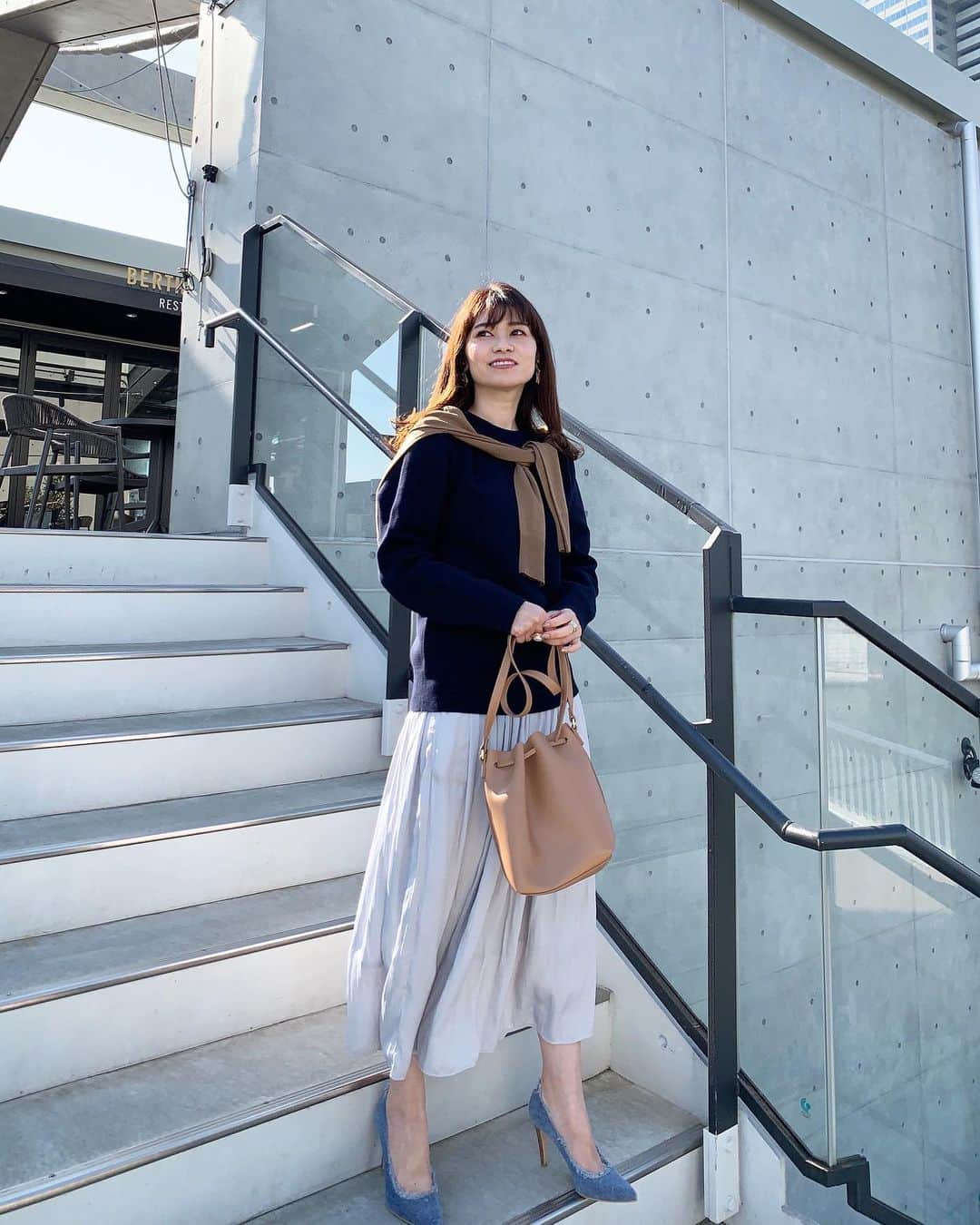 のインスタグラム：「ちょっぴし海沿いで春を感じたくなるコーデ🐠  ↑ ぷ、なんだよこのタイトル！  全体ブルーベースにブラウンをたしてみました🤔  @uniqlo ユニクロのメンズニット🕶 #ウォッシャブルストレッチミラノリブクルーネックセーター (商品名ながいんじゃ〜)  はめちゃ着心地良いし可愛いのよん💚  コットン生地だけどきれいめにもカジュアルにも着回し良さげ！  春が近づくとデニムパンプス履きたくなる〜🌸  ＊  #春コーデ#uniqlo#uniqloginza #ユニクロ#ユニクロコーデ#ユニクロメンズ#ユニジョ#ユニクロ購入品#ブルーコーデ#肩かけカーデ#カーディガンコーデ#カジュアルコーデ#きれいめカジュアル#158cmコーデ#大人カジュアル#classyフォト#ママコーデ#男の子ママ」