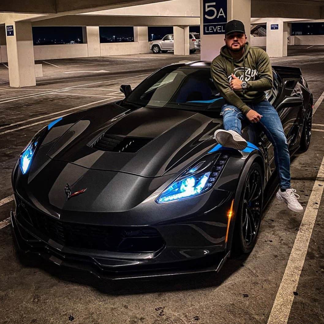 ケビン・オーティズのインスタグラム：「Excelente tarde para todos ustedes 🙏🏻 #collectionedition #corvettegrandsport 💙」