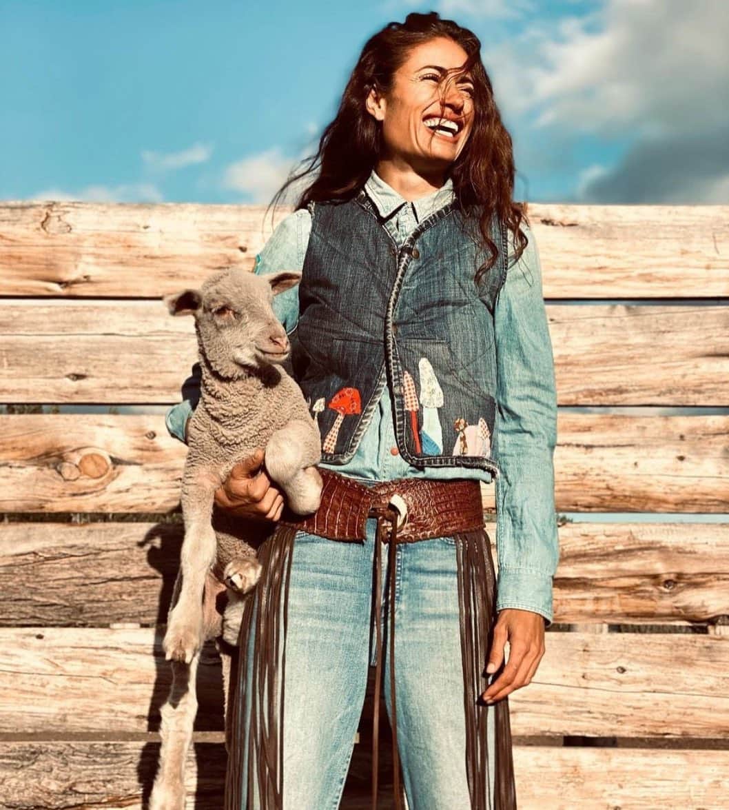motherdenimのインスタグラム：「For The Love Of Animals 🐑 ❤️  Our new spring collection is inspired by the ways animals coexist and we are expanding on that through this weeks Sending Good Vibes. Head to our stories to explore more...  image via @_rocio.g_」