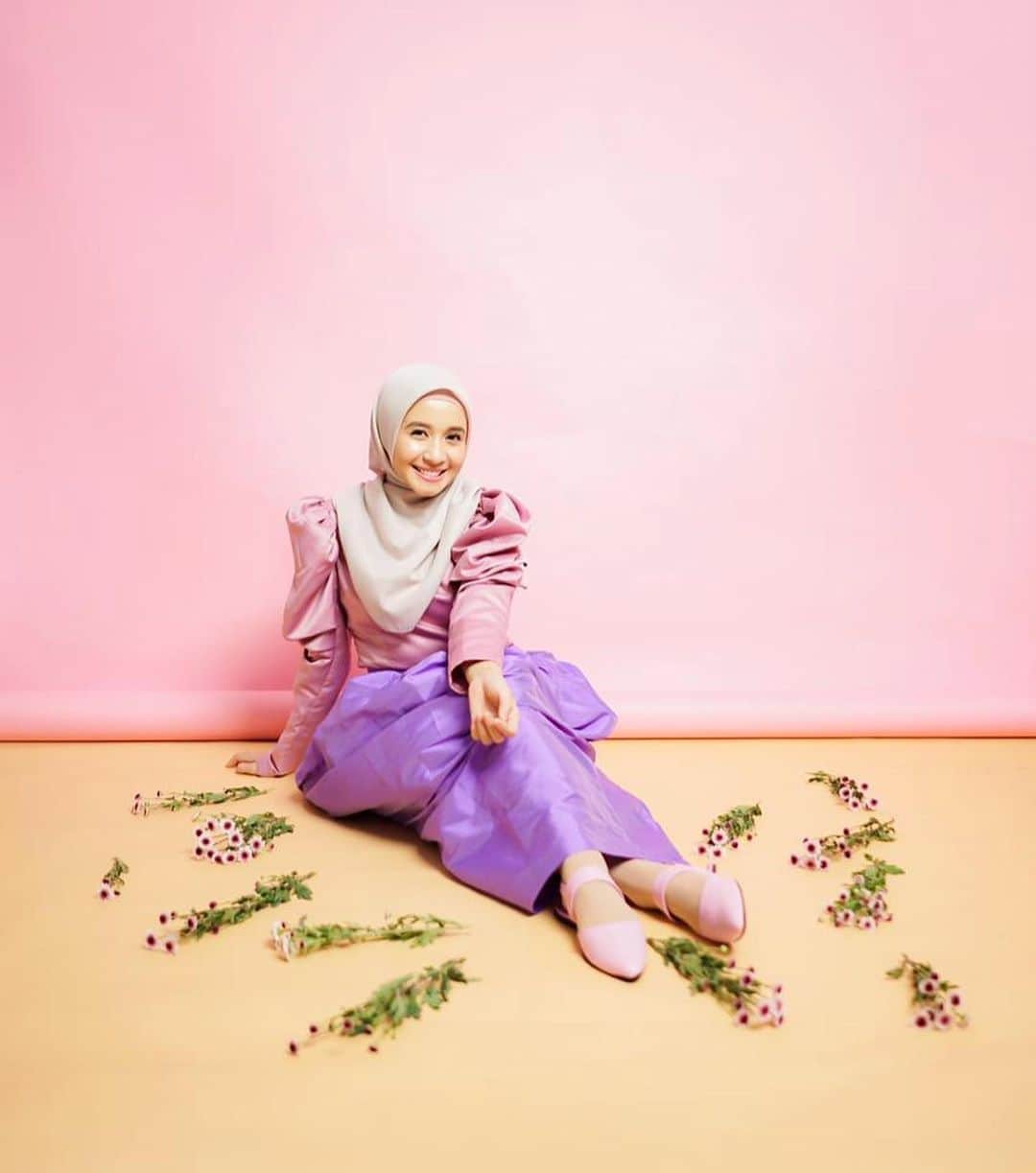 ラウディアシンシアベラのインスタグラム：「Bismillahh.. . . Apple Blossom🍏  by BELLA DARLING  Kalau udah denger  BELLA DARLING apa sih yang kalian inget ?  Banyak yang bilang , Yang langsung kebayang adalaaaahh Si flats yang super nyaman, empuk , harga nya bikin hati senang wajah senyum daaannn banyak pilihan warna🌸🌼 Setuju gaa ? 🤗  Yuuukk langsung cek warna Favorite Darlings..  dan cek juga Kaos kaki yang aku pakai yaaa. Ada 2 pilihan warna nude dan black. @bellasocks.bylcb   Terimakasih yaaa😁🍃  @bellasocks.bylcb  @dailydarling」