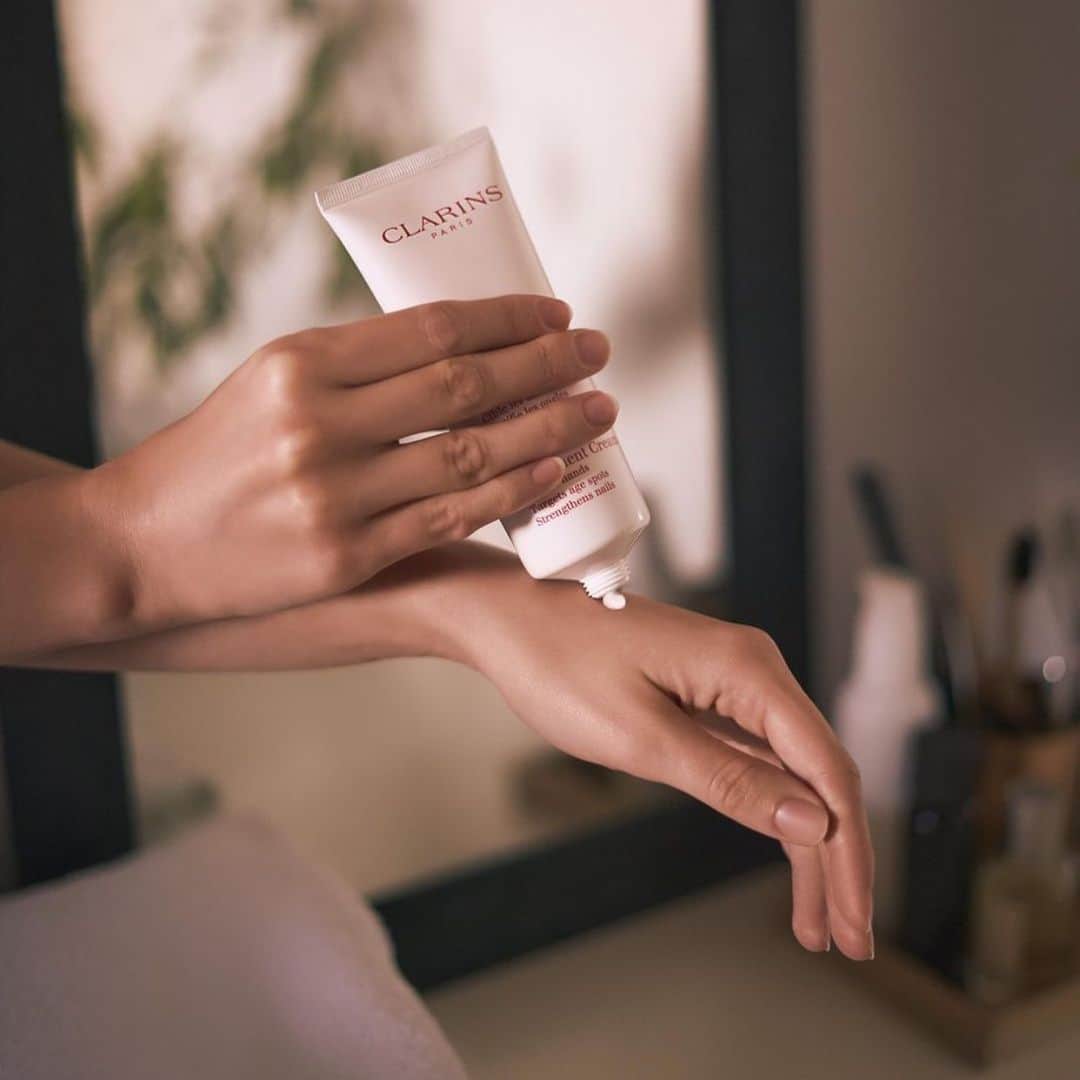 CLARINSさんのインスタグラム写真 - (CLARINSInstagram)「❄️Beat winter dry hands with our ultra-creamy, world-famous Hand and Nail Treatment Cream ❄️ Drop is a ♥️ below if you love this product! It’s basically an invisible glove of beauty that takes care of the entire hand – the palm, the back of the hand and the nails.  #winterbeauty  #clarins #dryskin  #clarinsskincare」1月26日 9時48分 - clarinsusa