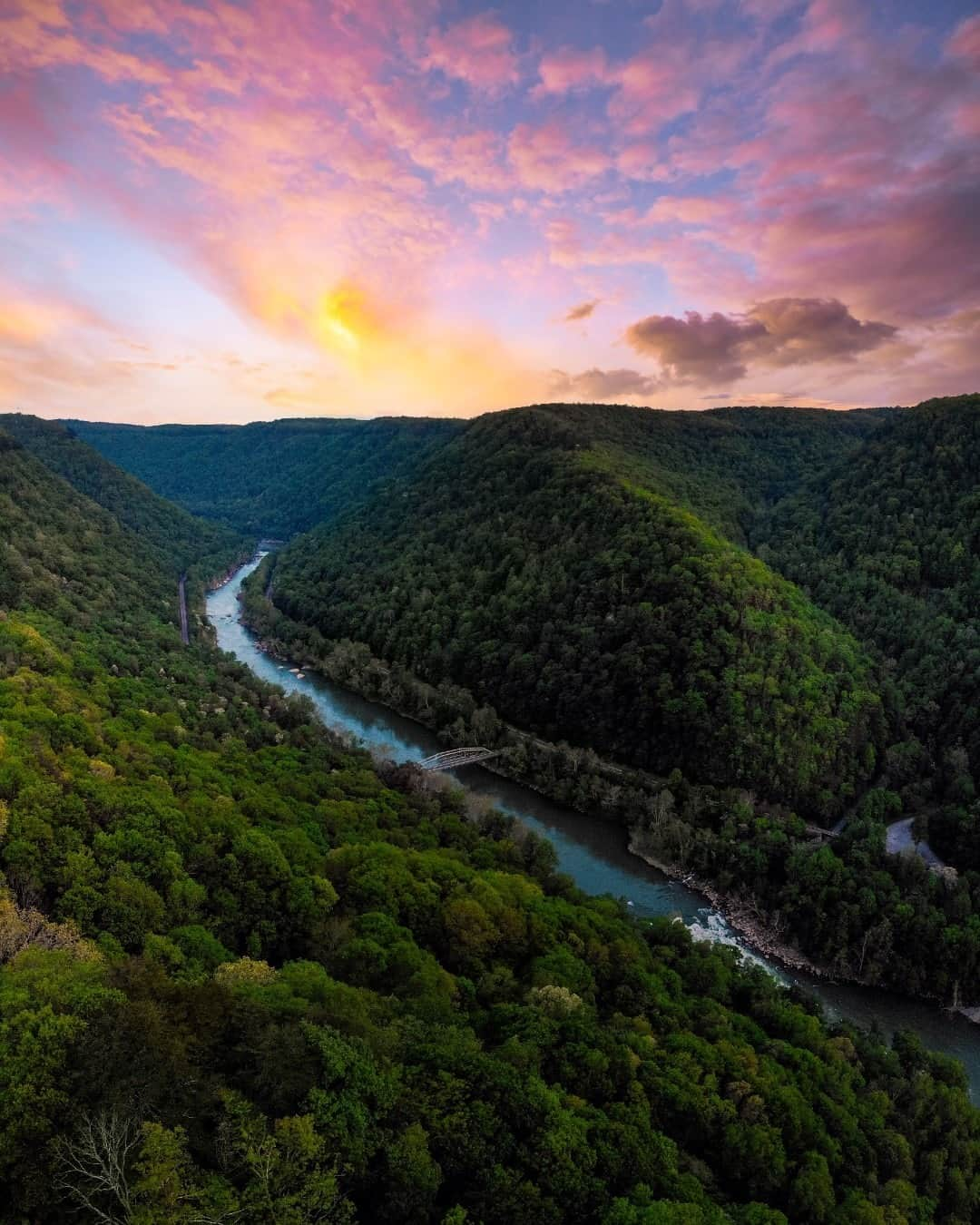 アメリカ内務省さんのインスタグラム写真 - (アメリカ内務省Instagram)「New River Gorge National River was recently designated as New River Gorge National Park and Preserve in wild and wonderful #WestVirginia. Known for world-class whitewater rafting, fishing, outdoor recreation opportunities and fantastic scenery-- the area will continue offering unparalleled beauty with its new recognition. The rugged river may be named the New River, but it's among the oldest rivers on the continent. It flows northward through deep canyons, winding through verdant forest and the 70,000 acres of land that the National Park Service protects. It's almost heaven and certainly worth a visit. Photo @NewRiverNPS courtesy of Jefrey Bradford (@latino_photoguy). #usinterior」1月26日 10時00分 - usinterior