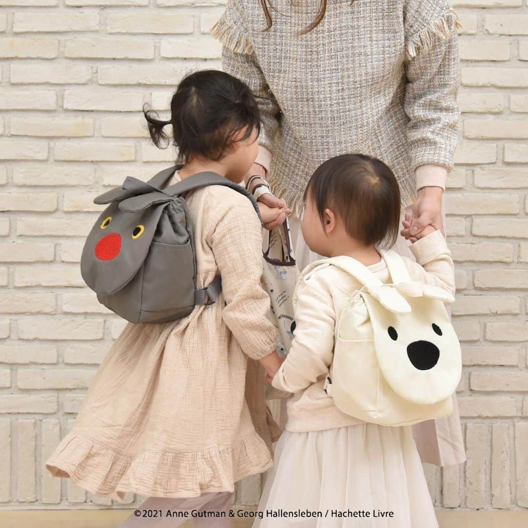 salut!のインスタグラム：「【告知】「リサとガスパール×salut!」のコラボレーションアイテムを発売！  リサとガスパールとのコラボレーションアイテムを2月2日（火）より salut!全店舗とsalut!公式通販サイト「PAL CLOSET（パルクローゼット）」で発売決定！  ※公式通販サイトでは2月2日（火）AM10:00より発売開始致します。  ほわほわの白いボディにつぶらな黒目、赤いマフラーがお似合いのリサ。 黒いボディに青いマフラー、赤いお鼻にくりくり瞳のガスパール。 仲良しな２人とおうちで一緒に過ごせるインテリアアイテムや ちょっとしたお出かけに便利なエコバッグなど全33アイテムがオリジナルデザインで登場。  みんなが大好きな「リサとガスパール」とのコラボレーションアイテムを是非お楽しみください。  さらに！ 1月30日（土）15:00～16:00 発売前にインスタLIVEで商品をご紹介します！ 是非事前にフォローをお願いします𓇬𓂂𓈒  #リサとガスパール #ほわほわ #白いボディ #つぶらな黒目 #赤いマフラー #青いマフラー #赤いお鼻  #限定商品 #コラボ商品  #サリュ #salut #まいにちインテリア  #プチプラ #プチプラ雑貨 #プチプラインテリア #プチプラ小物 #プチプラ通販  #インテリア雑貨 #インテリア小物 #インテリア  #ナチュラルな暮らし #ナチュラルインテリア #ナチュラルコーデ #ナチュラル　#smileispower_p」