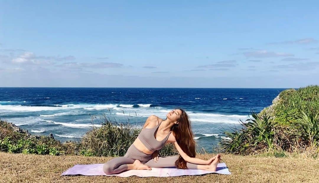 宮崎沙矢加のインスタグラム：「Take a breath with awareness.Just a feel your feeling now🧘‍♀️🌊 . . . clothes @zomigen_official  mat @yogadesignlab  #yoga #yogateacher #okinawa #beach #yogalife #love #yogapractice #yogainstructor #chatan #beachyoga #meditation #beachlife #yolo #follow #yogapose #aloyoga #沖縄　#沖縄ヨガインストラクター #ヨガ　#ヨガインストラクター」