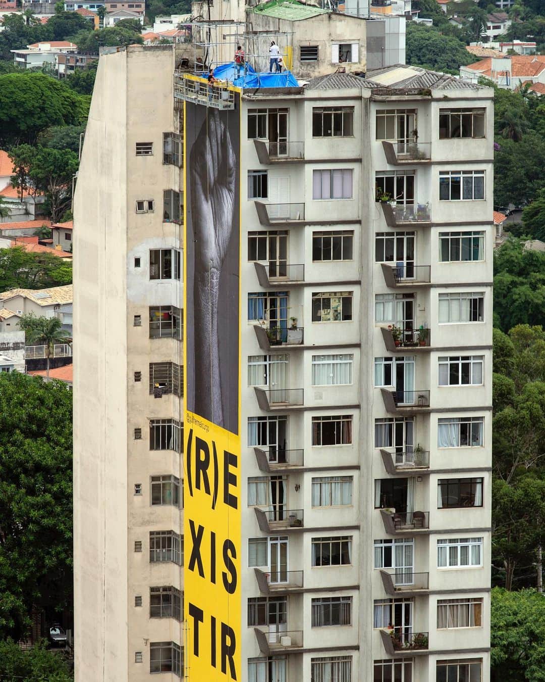 グレイシー・カルヴァルホのインスタグラム：「As cinco primeiras fotos - tão legais - são do paulocelsorocha , que acompanhou o processo de criação do Mural através de sua janela e gentilmente me enviou esses registros. Obrigado Paulo!   (R)EXISTIR Realizado a convite da Secretaria Municipal de Cultura de São Paulo, o Mural está localizado à Rua da Consolação, esquina com Av. Paulista e passa a integrar o Museu de Arte de Rua de São Paulo - MAR 360°.  São Paulo 467 anos. •166 metros quadrados de impressão + 180m2 área pintada.  (R)EXISTIR #resist to #exist  Feliz Aniversário São Paulo! #saopaulo467anos @smculturasp」