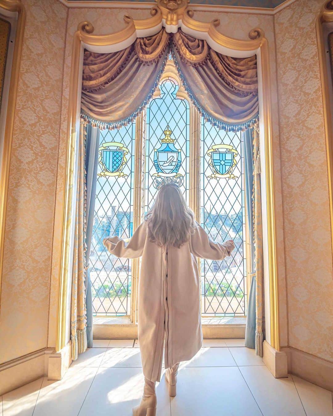 のインスタグラム：「. . . シンデレラ城の中で🏰  わたしもいつかこんなステンドグラスのある お城に住みたい🥺🏰  ステンドグラスのデザインが ガラスの靴だったりカボチャだったり、 窓によってちょこっとずつ違うから要チェック！☺️  @tokyodisneyresort_official  #disney #disneyland #tokyodisneyresort #tdr #tdl #disneygram #instadisney#disneyparks #disneyfan #disneyphoto #disneypic  #Disneyside #Disneylove #tokyodisneyland #disneylandtokyo  #disneylover #tokyodisneyland#disneyphotography #japan #japan_of_insta #japan_day _view #disneylandtokyo #disneylandjapan #シンデレラ城 #disneyootd #cinderella#cinderellacastle #japan_daytime_view #ハイトーンカラー #東京ディズニーリゾート #東京ディズニーランド #ディズニー  このカチューシャもラプンツェルのカチューシャも @imaginexears さんの！♡ なぜか届くまで半年近くかかっちゃったから 紹介するか悩んだけど一応☺️❤️」