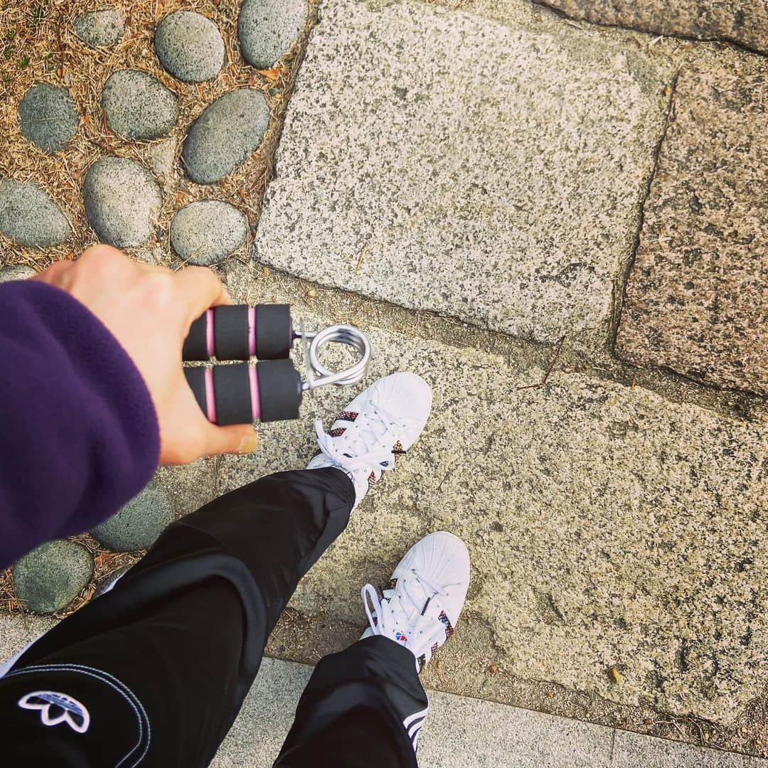 梶有紀子さんのインスタグラム写真 - (梶有紀子Instagram)「. 新装備導入👟 にぎにぎにぎにぎ . そういえばWALKING中って左手空いてるなぁと💡ヒラメキ . 本日18:00のYouTubeは初の！Vlogをアップします💋オタノシミニ . #ウォーキング #散歩 #おさんぽ #朝散歩 #この道具の名前がわからない #にぎにぎ . . . #梶有紀子 #yukikokaji #シンガーソングライター #弾き語り #ギター弾き語り #ギター女子 #ギター好きな人と繋がりたい #jpopmusic #japanesemusician #singerslife #japanesesong #音楽好きな人と繋がりたい #instamusiciansdaily #musiciandaily #音楽家 #日常の幸せ #シンガーソングライターと繋がりたい」1月26日 10時16分 - kajiyukiko1112