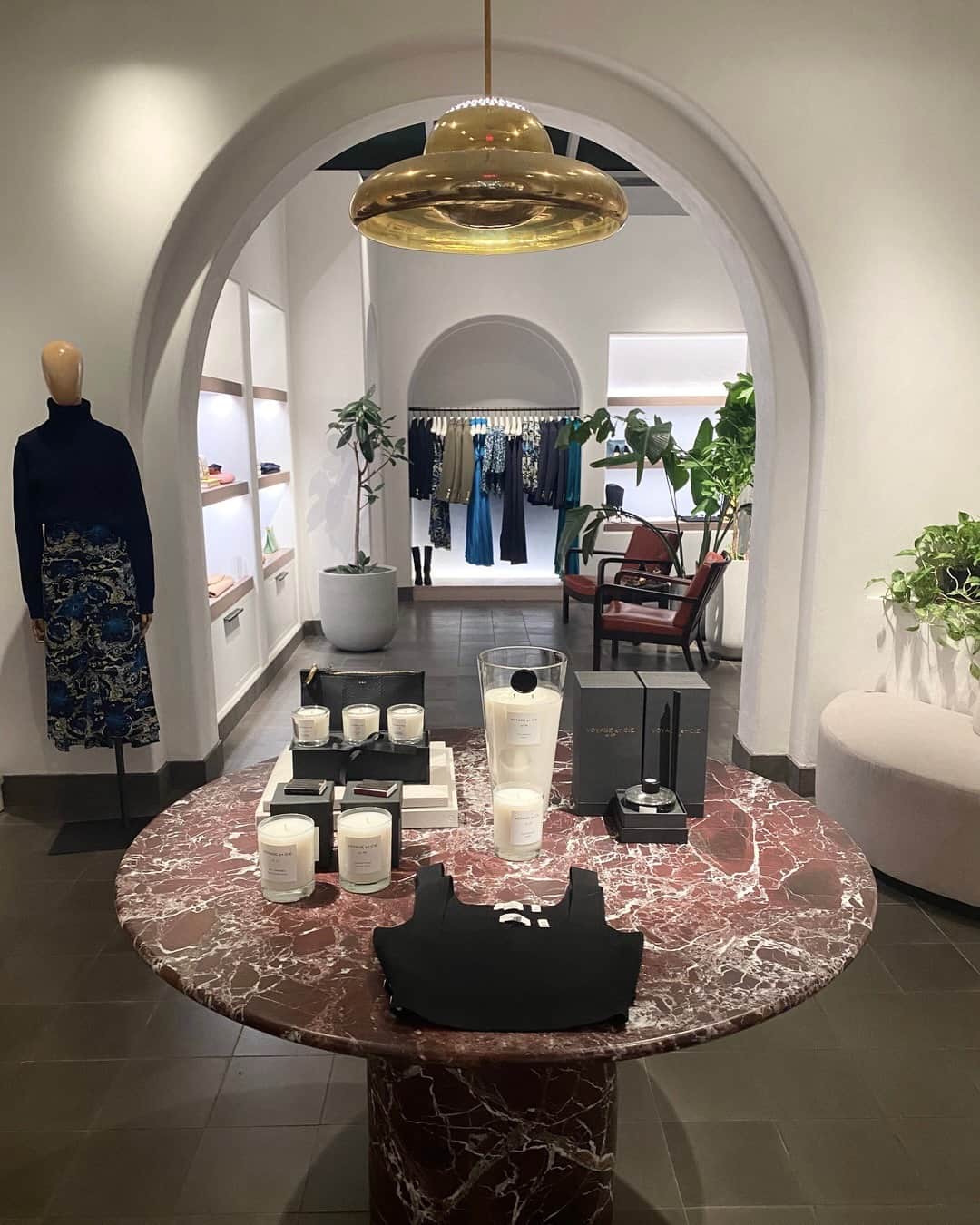 エーエルシーのインスタグラム：「Have you signed up for a virtual styling session? Our Palisades and Soho boutique stylists offer complimentary virtual appointments and customized seasonal shipments. Dm them for details! @Alc_Palisades @Alc_soho.」