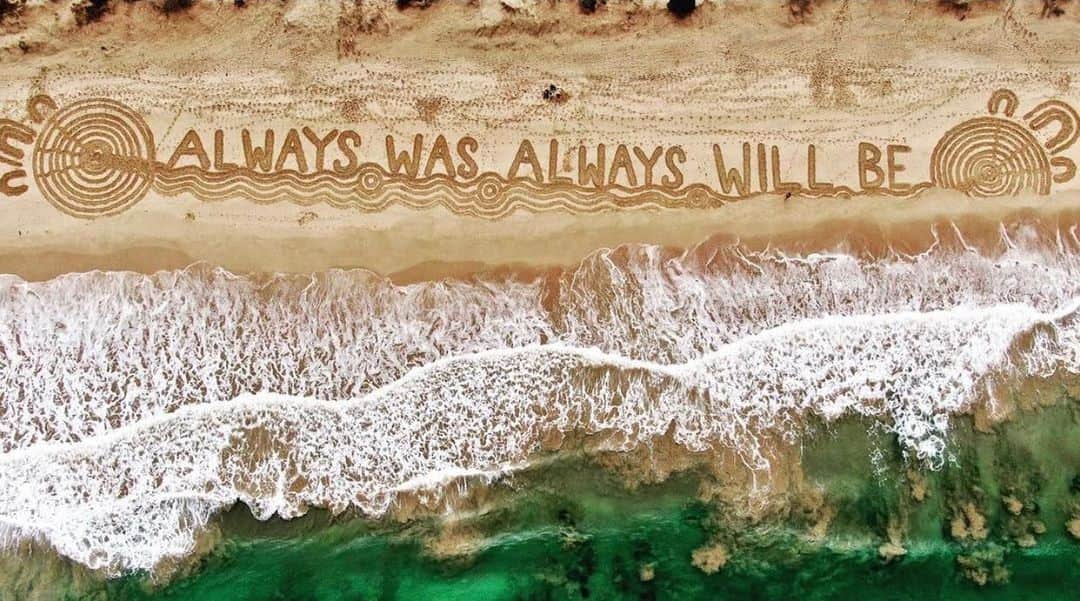 のインスタグラム：「I won’t celebrate a day that doesn’t celebrate all the people of this country.  Amazing image by artist @salty_one_here  shared with permission  Today is a day of mourning for many, a reminder of the beginning of colonization, occupation, dispossession, genocide, trauma and violence towards First Nations People.  It’s a day for paying respects for those who have fallen and lost so much, just like we do on Anzac Day. It’s a day to support those who are mourning, not a day to celebrate.   Before today was officially established as a national holiday and continually celebrated as Australia Day (only 27 years ago) it was long before declared a day of mourning by First Nations People; the oldest continuing living culture in the world, who lived here for over 65,000 years before colonization.   I truly hope we can begin to acknowledge and teach the true history of this country; a country that was already established, owned and occupied by First Nations People. Sovereignty was never ceded.   Systemic racism still exists today, is still causing harm, and needs to be dismantled.   I hope you can find compassion for how this day may make others feel. It is not our lived experience, it is not our place to judge and determine how anyone should feel. It is our role as loving, kind human beings to listen, respect and accept another’s experience without projecting our own or making it about ourselves.   I love so much about this country, the land, the waters, the people, the animals. I enjoy it’s immense beauty with deep respect, gratitude, reverence and acknowledgment of the Traditional Owners of this land.  My love and support goes out to all First Nations People today and everyday. I stand with you always.   You can show your support by following, learning and donating if you can to @childrensground @antar_national @deadlyconnections @clothingthegap @commongroundaustralia @wortha2ndchance  @wingaru_education   I’ll be adding some further information to my stories to read more about the history of this date and why it’s #notthedatetocelebrate」