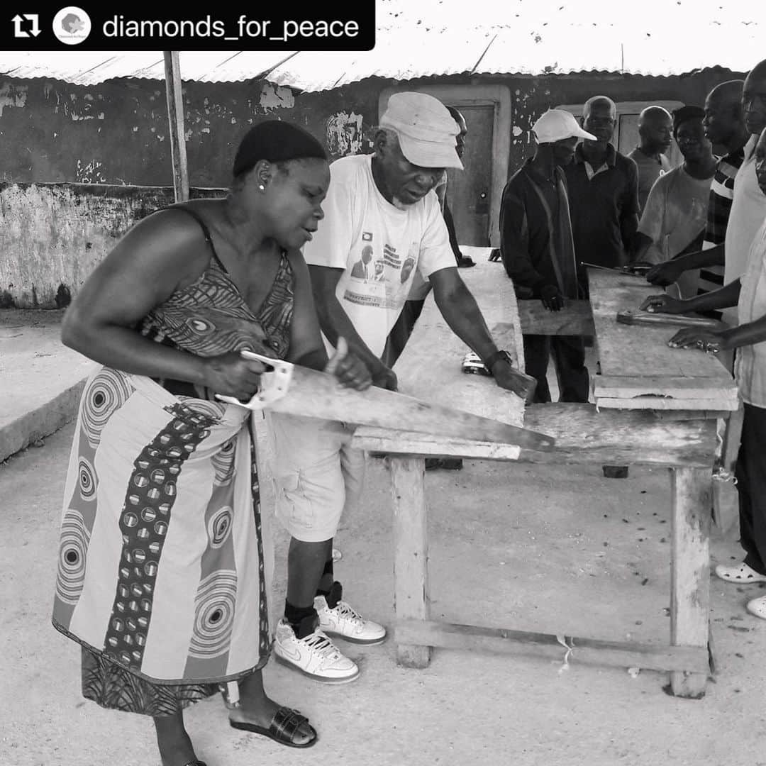 mioさんのインスタグラム写真 - (mioInstagram)「#Repost @diamonds_for_peace  ・・・ To empower artisanal diamond workers and community residents to raise income and improve living conditions, Diamonds for Peace is implementing beekeeping activities in Weasua town in Liberia. As a part of the training course on basic beekeeping techniques held in partnership with Universal Outreach Foundation(@universaloutreach), diamond diggers and residents of Weasua learned how to make beehives (September 2020). Money donated by Mio Harutaka(@mioharutaka ), designer of the jewelry brand “MIO HARUTAKA,” was used for purchasing thick boards made of local wood to build beehives.  ダイヤモンド・フォー・ピースは、リベリア西部ウィズア村のダイヤモンド採掘者や地域の住民の、所得や生活環境の向上のために、養蜂事業の導入に取り組んでいます。 写真は、ユニバーサル・アウトリーチ・ファンデーション(@universaloutreach)とのパートナーシップによる養蜂基礎技術研修の一環で、ウィズア村の採掘労働者らが巣箱をつくる様子（昨年9月）。ジュエリーブランド「ミオ・ハルタカ（MIO HARUTAKA）」のデザイナーである春高未欧さん(@mioharutaka )からの寄付金を使って、巣箱をつくるための地元の木材による厚板を購入しました。」1月26日 10時23分 - mio_harutaka