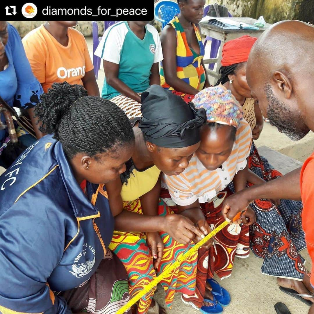 mioさんのインスタグラム写真 - (mioInstagram)「#Repost @diamonds_for_peace  ・・・ To empower artisanal diamond workers and community residents to raise income and improve living conditions, Diamonds for Peace is implementing beekeeping activities in Weasua town in Liberia. As a part of the training course on basic beekeeping techniques held in partnership with Universal Outreach Foundation(@universaloutreach), diamond diggers and residents of Weasua learned how to make beehives (September 2020). Money donated by Mio Harutaka(@mioharutaka ), designer of the jewelry brand “MIO HARUTAKA,” was used for purchasing thick boards made of local wood to build beehives.  ダイヤモンド・フォー・ピースは、リベリア西部ウィズア村のダイヤモンド採掘者や地域の住民の、所得や生活環境の向上のために、養蜂事業の導入に取り組んでいます。 写真は、ユニバーサル・アウトリーチ・ファンデーション(@universaloutreach)とのパートナーシップによる養蜂基礎技術研修の一環で、ウィズア村の採掘労働者らが巣箱をつくる様子（昨年9月）。ジュエリーブランド「ミオ・ハルタカ（MIO HARUTAKA）」のデザイナーである春高未欧さん(@mioharutaka )からの寄付金を使って、巣箱をつくるための地元の木材による厚板を購入しました。」1月26日 10時23分 - mio_harutaka