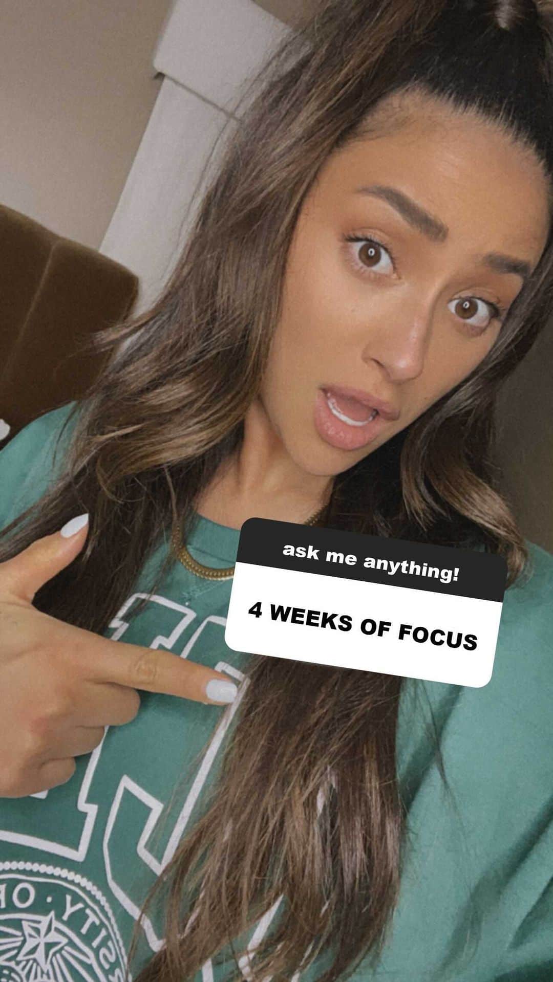 のインスタグラム：「Halfway through #4weeksoffocus and feeling GOOD. If you haven’t gotten started yet and have questions - this video is for you. If you started and are seriously sore - I am with you - and this video is for you.」