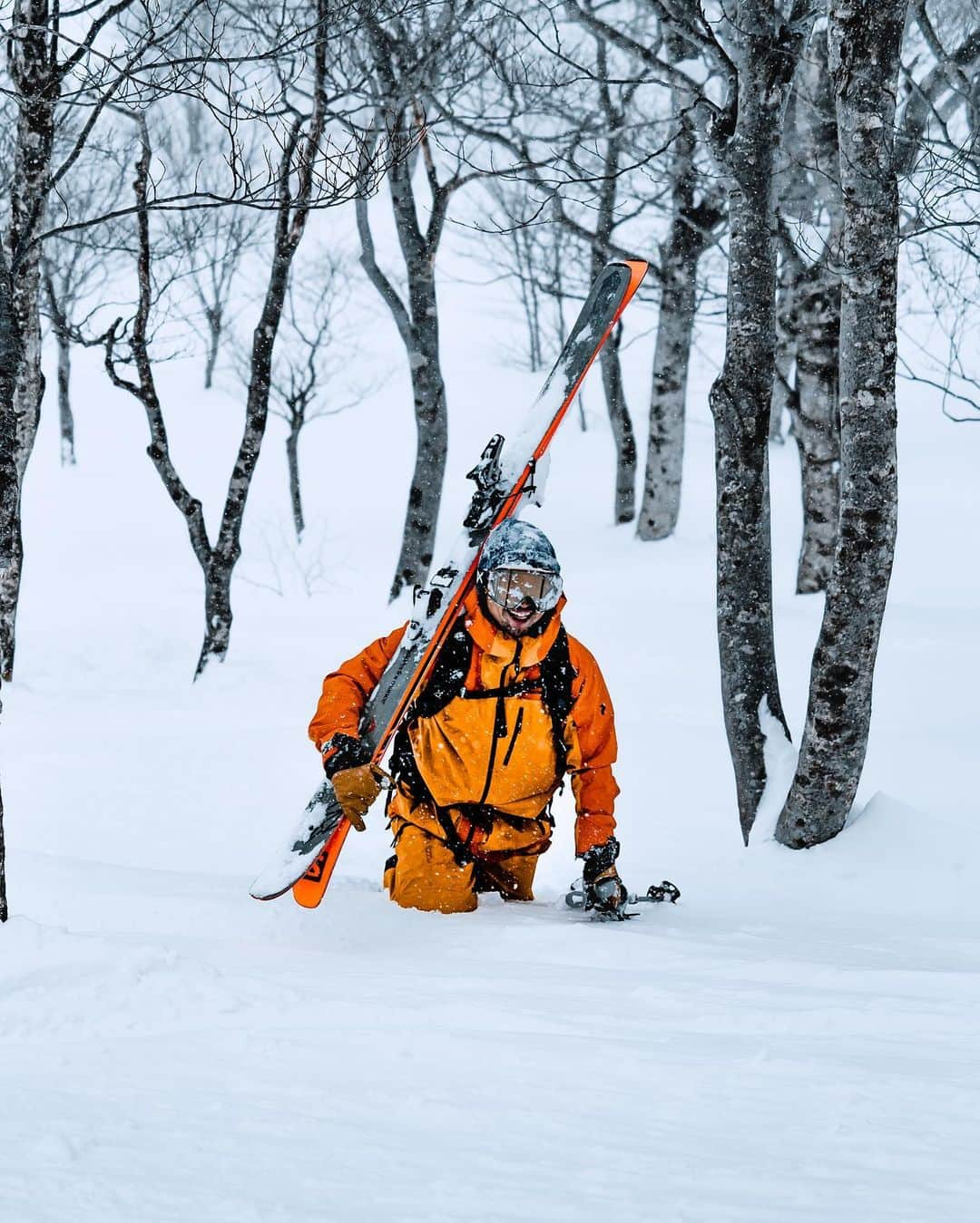 田村幸士さんのインスタグラム写真 - (田村幸士Instagram)「. 「バックカントリーとかで雪山登って危なくないの？」 と聞かれることがある。 「危なくないってことはない」 と答える。 事前の下調べや準備 命を預けられるマテリアル 信頼するパートナー それが揃ったとしても100%安全とは言えない。常に危険が側にいることを前提に考えて行動しなくてはいけない。 . でもね、 語弊を恐れずにいうと ずっと街に篭っていて自然のことを全く知らない人の方が危険なんじゃないかと思ったりもする。 . 街の周りに自然があるのではなく 自然の中に街がある . だから街だって自然の影響を受けるし想像以上の事だって起きる。 . なのに自然のことを関心を持たずメディアの表現によって敵視をし続け見て見ぬ振りをしていたら、いざという時に対応できずに（いざとなる前の予測や対応ができずに）防げるはずの被害（事故）を毎年受けるし、なによりも心にも良くない。そしてどんな対策をしても防ぎようのないことだって起こり得る。 . 地球で生きていく限り僕たちは自然と共存し続けなくてはいけない。もしかしたら家族よりも長く。 だから受もっと向き合って、もっと知っていったほうが良いと思う。 僕みたいに山奥に行かなくても近場の自然を楽しむことから。 . そんなことを実現してくれそうなのが “SANU”。 @sanu_com  . 都市をベースにした日常生活の延長で、繰り返し自然に通うライフスタイルを多くの方に楽しんでもらうためサブスクリプション制を採用。月5万円～の月額基本料金で全国に点在するセカンドホームのどこでも泊まれる。 . まさに「街と自然を繋ぐ」を具現化したプロジェクト。今年にスタート予定なので是非インターネットで調べてみてください。 . この写真は先日、SANU代表の福島さんとみなかみ町で雪まみれになって遊んだとき。 大都市から2時間あまりでこんな大自然に行けるのは世界的にも珍しい。 日本に住んでいるからこそ、自然をもっと身近に、仲間に。 . . photo by @gen.fukushima  . . . . powered by @salomon_japan  @peakperformancejapan  @douchebagsjapan  @dbjourney  @haglofsjapan  @anonopticsjapan  @msrgear_japan  @mot.outdoor.freak  @coreposition  @enjoyminakami  —— ✂︎ —————— #sanu #minakami #peakperformance #salomonfreeski #dbjourney #douchebags #haglöfs #msr #anonoptics #skijapan #japow #japanski #backcountryskiing #powpow #snowscape #skilovers  #みなかみ町 #バックカントリー #雪景色 #雪山登山 #スキー #自然が好き #日本の風景 #環境問題 #自然と暮らす #自然と遊ぶ #自然と共存 #みなかみ #バックカントリースキー #スキー #雪国」1月26日 10時31分 - kojimg