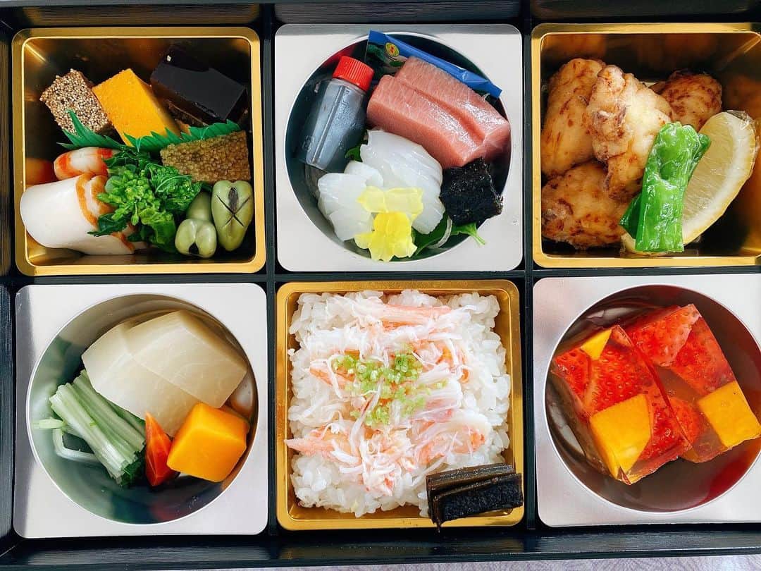 のインスタグラム：「・  久しぶりに新宿伊勢丹の地下で『吉兆』さんのお弁当を購入 箱はこんな感じで、中身はこれです  仕事先の楽屋にこのお弁当が置いてあったら、やる気になりますよね  えッ？アンタは仕事の出来が弁当に左右されるのかって  もちろんされます。それもかなり(笑)  #お弁当 #吉兆  #春風亭小朝」