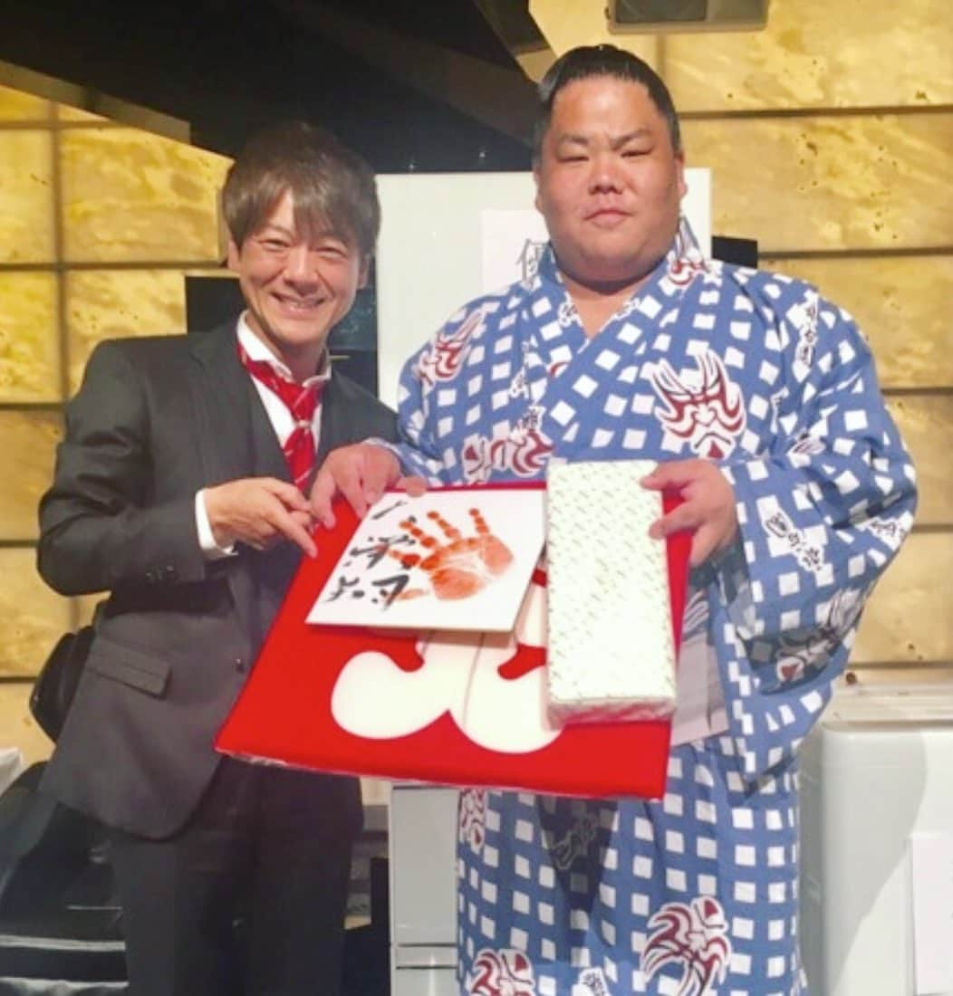 北島兄弟のインスタグラム：「* 大栄翔関、初優勝おめでとうございます✨🏆✨ テレビで応援していました！連日素晴らしかったです。 来場所も楽しみにしています😆 ・ ・ #大栄翔関 #幕内 #優勝 #おめでとうございます #大相撲 #写真 は #以前 #撮っていただきました #北山たけし」