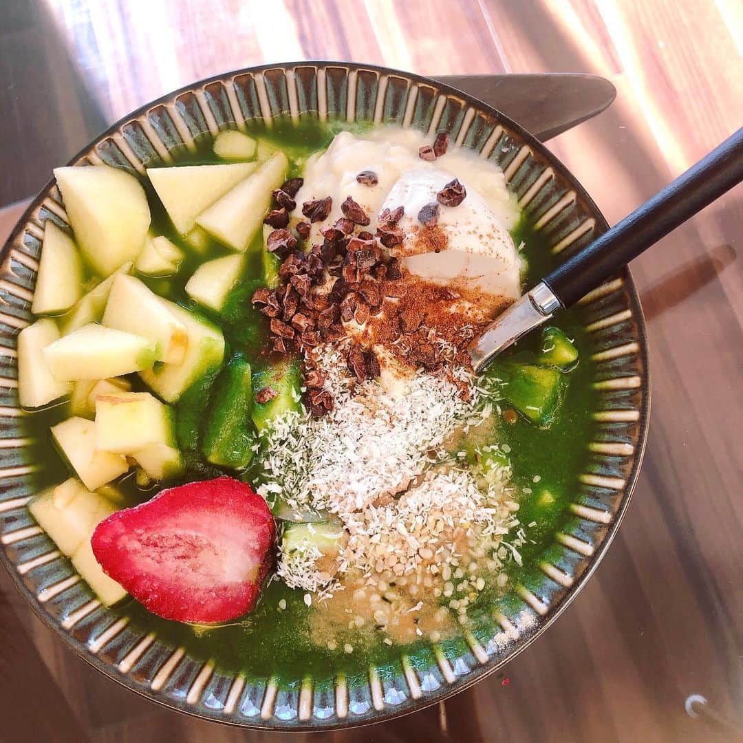 芝彰子さんのインスタグラム写真 - (芝彰子Instagram)「morning smoothie bowl🥣 . 暖かかった日の朝食。 . . スムージー作って あとは好きなもの盛り込む！  見た目はあまり良くないけど 栄養はたくさん☺️🌱 . 早くまた美味しく食べられる 暖かい季節になりますよーに . #smoothiebowl #organic #breakfast #vegan #スムージーボウル #私の消化に合う#朝ごはん」1月26日 10時39分 - akiaki1221