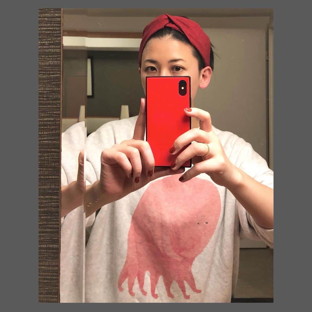 岡田育のインスタグラム：「7 DAYS BOX, a selected gem box of Japanese femtech for period health. My friend works for this project and asked me what would be brought into the gift box if I’d been a curator. My choice would be a warm sweatshirt designed by Ai Miyoshi @ai_miyoshi with the illustration titled “When My Stomach Aches”. #aimiyoshi #7daysbox #girlsempowerment #femtech #periodhealth . 🌜🎁👩‍👧‍👧💝🌛 . ピリオドパンツの品評あれこれ書いてたら #nobagforme プロジェクト関係者から「7 DAYS BOX」試供品いただきまして（※公募プレゼント企画は昨秋に終了）、もし私だったら何入れるかなと考えてたんですが、大好きな #三好愛 さんの「おなかいたいとき」スウェットだな〜、と結論しました。着るとぬくぬく包み込まれます。ネットで買えるよ！（リンク貼れないもどかしさ） . #全日本デコ出し連合 #これPRなのかな」