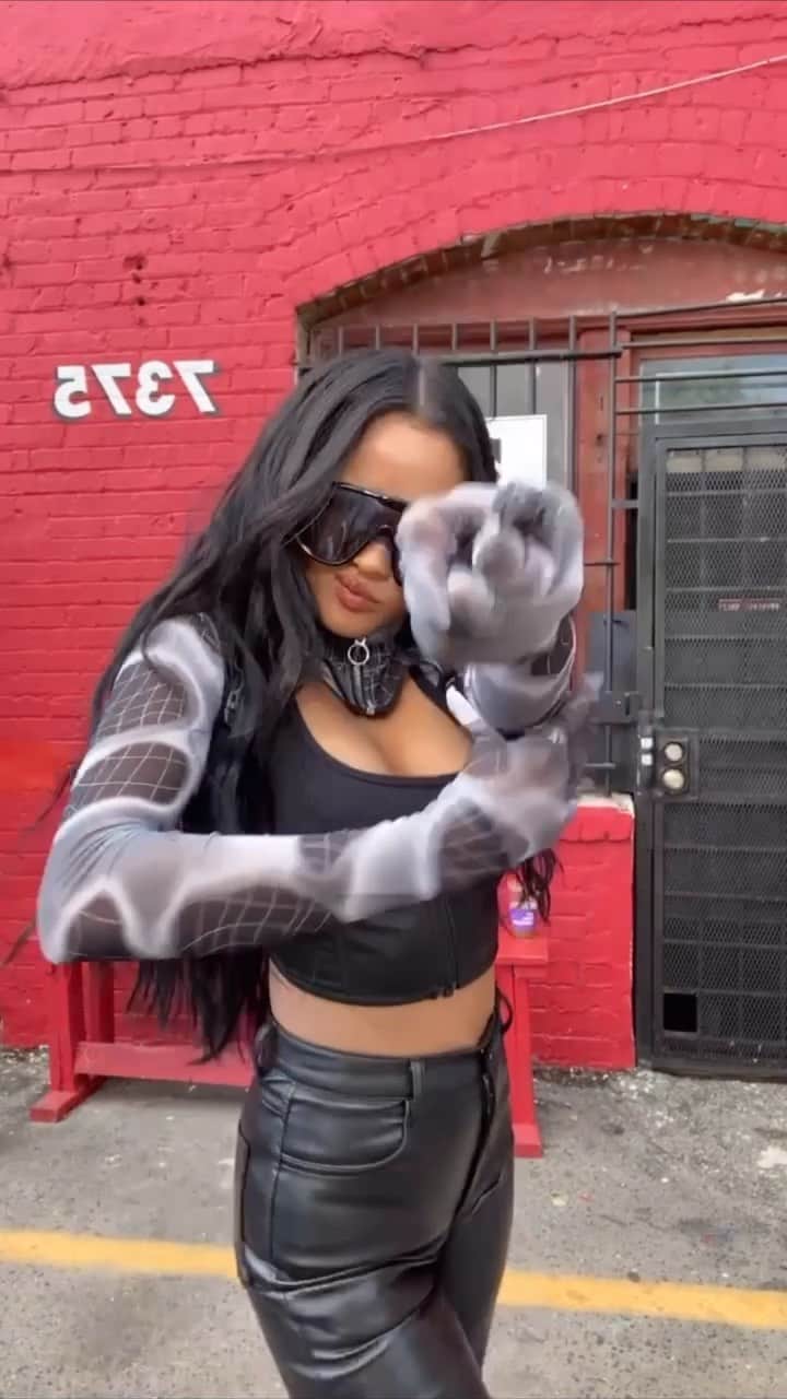 エマリン・エストラーダのインスタグラム：「feelin myself lately.. someone has to 😂😂😂 #dancechallenge #dance by @tegaalexander」