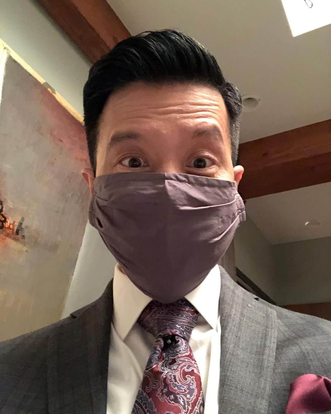 レジー・リーのインスタグラム：「I’m lookin’ at a new episode of @allrisecbs in 10 minutes east coast and you should too cause WE ARE BACK. Complete with tie, pocket square, and matching mask. Oh and also complete with some major drama and more than  a few laughs!! See you there!!!! #allriseforthesecostumes @cbstv」