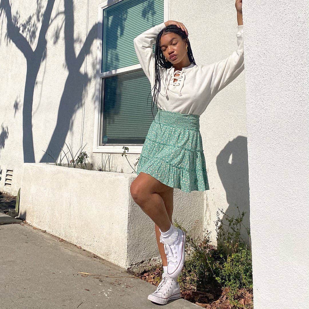 American Eagleのインスタグラム：「“Black History Month to me is a well-deserved time to focus on the beauty of Black culture and its people. It’s a time where Black identity is loud and proud nationally.” @tamiablue  Embracing her Black identity is part of artist @tamiablue’s everyday style. “I’m consistently wearing afros and braids, two hairstyles brought up within Black culture. I draw a lot of clothing inspiration from ‘90s Black sitcoms as well.”」