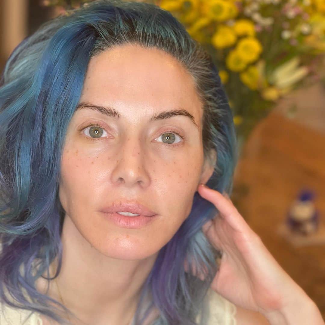 ウィットニー・カミングスのインスタグラム：「I’ve always been so jealous of people with freckles! @bentonray made my dream come true today of having them and now I kind of want to get them tattooed on? IG family, enable me.」