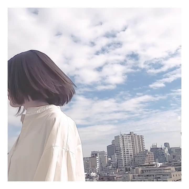 veticaのインスタグラム：「『毎日が笑顔になる』 . VeLO/veticaではアシッド矯正ストレートパーマを導入しております。 . アシッドストレートの良さは、 酸性領域の中で薬剤をしっかりと髪の毛に作用させることにより限りなくダメージを少なくし、 手触り、柔らかさ、ツヤが良く、仕上がりがとても"自然"なストレートの仕上がりです。 . . 施術後、日頃のスタイリングとしても巻きやすいというお客様の声も多く頂いております。 . . ストレートパーマは、髪にも負担が強く難しい施術になりますので、 クセの種類によってベストな方法を提案させていただきます。 . クセの強さによってはほかの矯正ストレートのご案内をさせていただく事もありますが、気になる方は是非ご気軽にご相談ください☆☆  #velohairsalon#vetica#hairsalon #縮毛矯正ストレート#ダメージレスストレート #美髪#カラーリスト#colorist #tokyorona #puca」