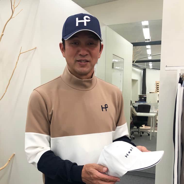 のインスタグラム：「今年から契約させてもらった『ヒールクリーク』のフィッティングに恵比寿のグリップインターナショナルさんへ行ってきました‼️😊 僕の想像していた『ヒールクリーク』のイメージとは少し違いました🙄生地の良さと動きやすさ😆是非アスリートゴルファーのみんなにも一度袖を通してもらいたい『ヒールクリーク🎶』でした🏌️‍♂️🥰 #グリップインターナショナル #ヒールクリーク #アスリートゴルファー #ゴルフ女子 #ゴルフ男子」