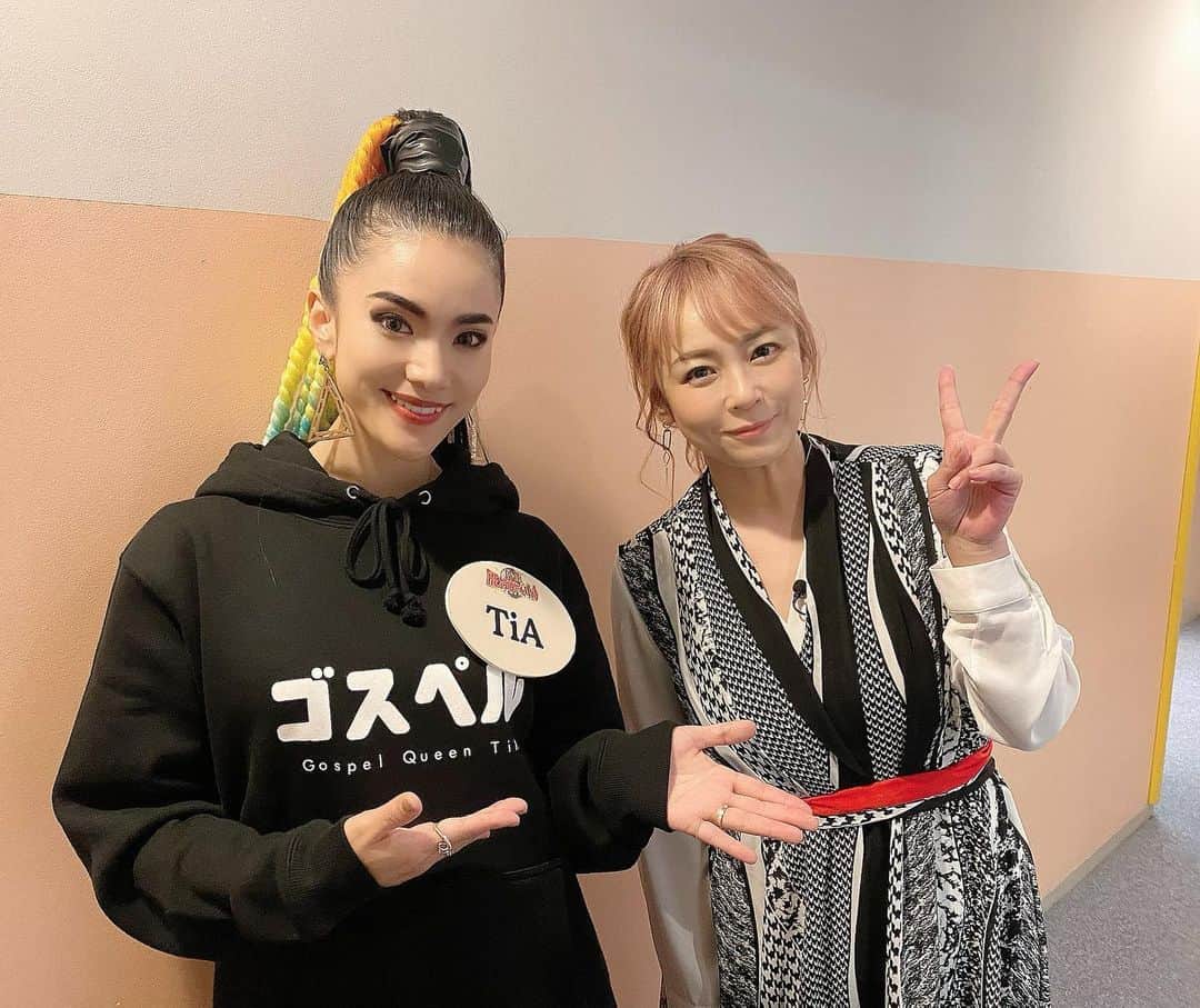 のインスタグラム：「女優の佐藤仁美さん✨ 100点獲れる！って言ってもらえて元気でました🔥ありがとうございました！🔥  #カラオケバトル #カラバト　#theカラオケバトル　#ゴスペル #佐藤仁美　#beauty  #beautiful  #smile」