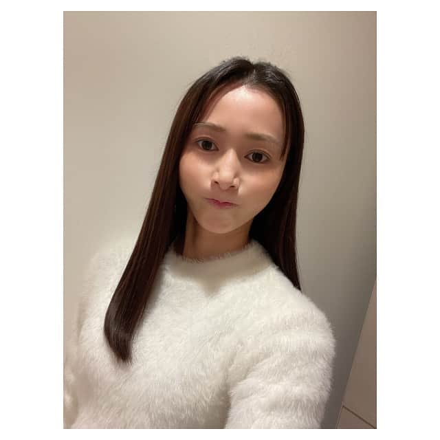 早乙女わかばさんのインスタグラム写真 - (早乙女わかばInstagram)「.﻿ つるんつるん💇🏻‍♀️﻿ ﻿ 最近髪が伸びたと驚かれる事が多い。﻿ ﻿ 確かにーーーー！！！﻿ めっちゃ伸びました！！﻿ ﻿ バッサリショートからもうすぐ３年﻿ 伸ばし続けたらここまで伸びました😳﻿ ﻿ やっぱり10年ロングだとロングの方が楽〜🤣﻿ ﻿ 現役中の長さに到達まではあと3、4㎝❗️﻿ 在団中はお団子の大きさを小さくするために髪の量を減らして伸ばしていましたが、今はすかないで重めに伸ばし中✨﻿ ﻿ 前髪ありが本当はいいのですが、顔まわりがチクチクするのでいつも断念して伸ばしてしまう😅﻿ ﻿ 今は前髪も伸ばしてますが、、﻿ 多分また挑戦して切る事でしょう（笑）﻿ ﻿ #目指せ美髪﻿ #月に一度﻿ #ヘアメンテナンス」1月26日 16時34分 - s_wakaba.94