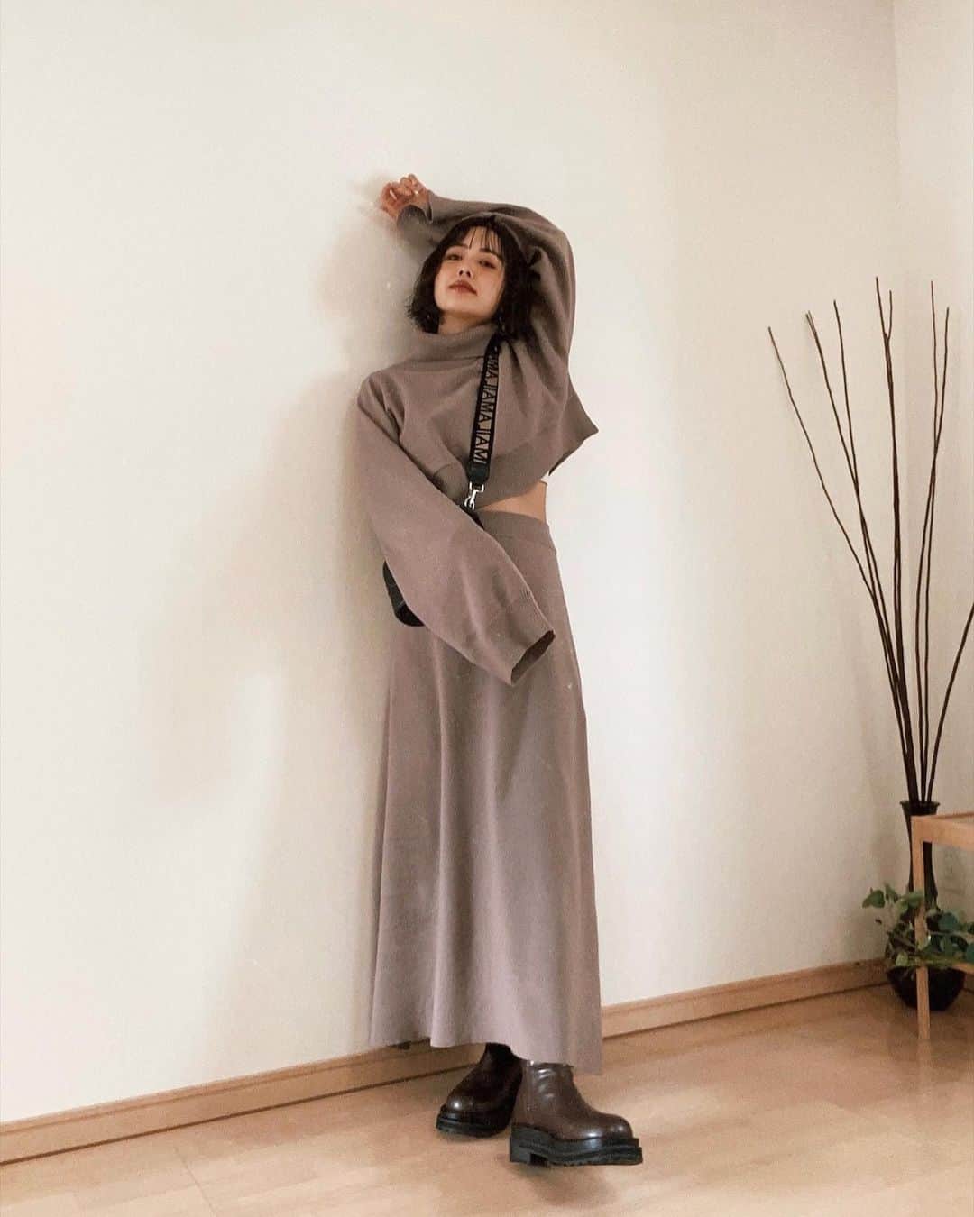 三方美穂さんのインスタグラム写真 - (三方美穂Instagram)「こちらの方向に傾きがち🙃 @amail_official  可愛いのができあったじゃないかい3点セット🧡 タンクの写真は撮り忘れちゃったからまた今度〜 私はグレージュがお勧め！ #おうちコーデ #158cm #セットアップ #グレージュ #グレージュカラー #パーマ #バッグ #ロングブーツ」1月26日 16時27分 - mihomikata
