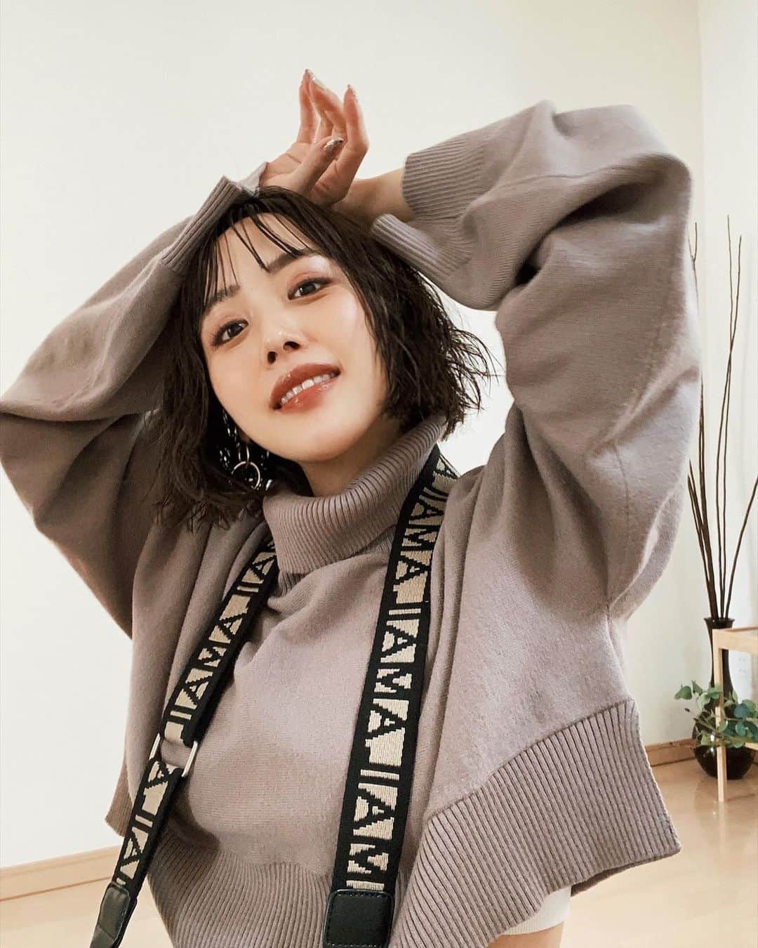 三方美穂さんのインスタグラム写真 - (三方美穂Instagram)「こちらの方向に傾きがち🙃 @amail_official  可愛いのができあったじゃないかい3点セット🧡 タンクの写真は撮り忘れちゃったからまた今度〜 私はグレージュがお勧め！ #おうちコーデ #158cm #セットアップ #グレージュ #グレージュカラー #パーマ #バッグ #ロングブーツ」1月26日 16時27分 - mihomikata