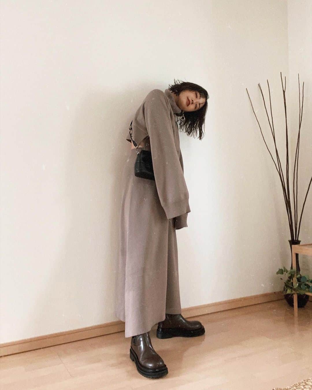 三方美穂さんのインスタグラム写真 - (三方美穂Instagram)「こちらの方向に傾きがち🙃 @amail_official  可愛いのができあったじゃないかい3点セット🧡 タンクの写真は撮り忘れちゃったからまた今度〜 私はグレージュがお勧め！ #おうちコーデ #158cm #セットアップ #グレージュ #グレージュカラー #パーマ #バッグ #ロングブーツ」1月26日 16時27分 - mihomikata