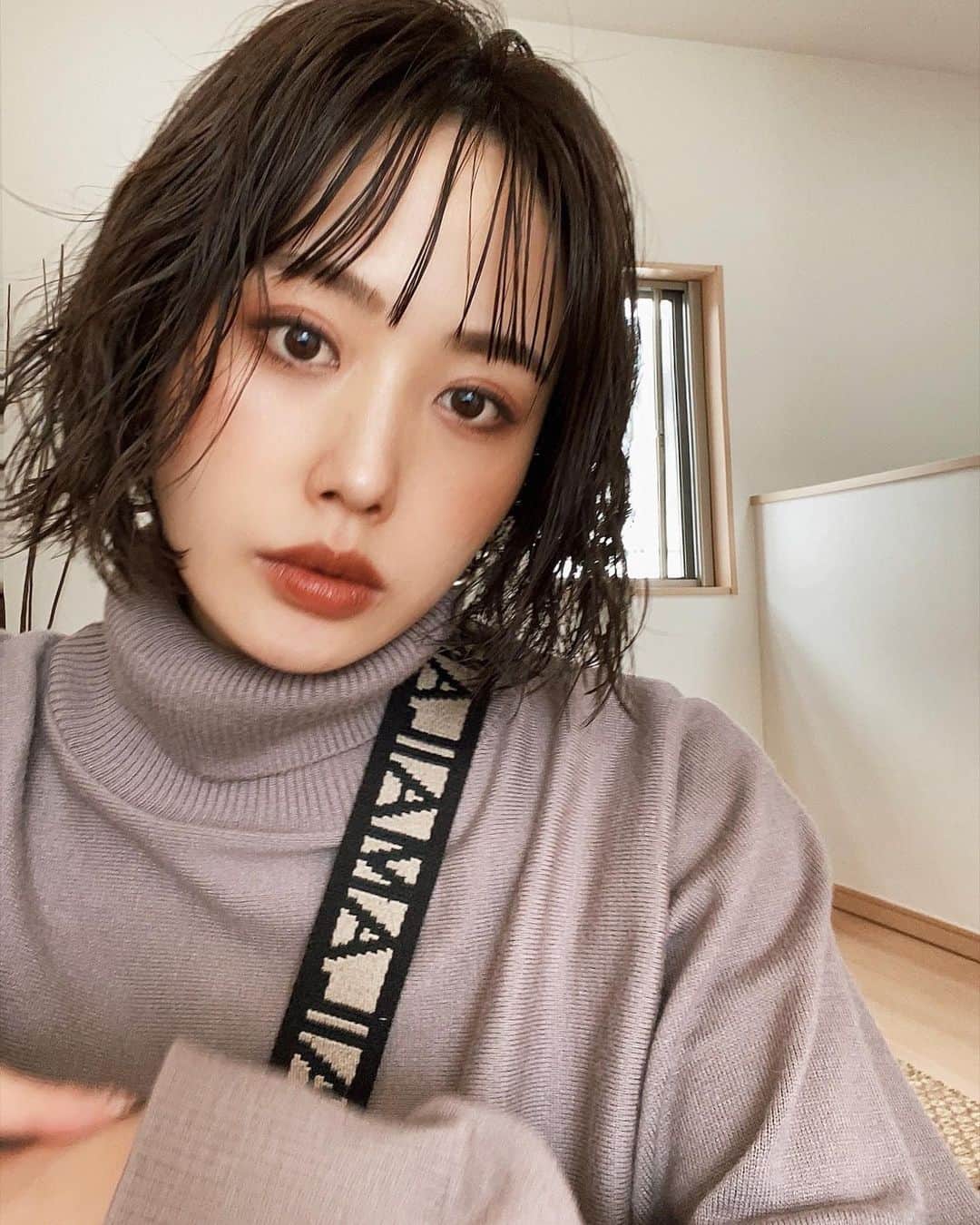 三方美穂さんのインスタグラム写真 - (三方美穂Instagram)「こちらの方向に傾きがち🙃 @amail_official  可愛いのができあったじゃないかい3点セット🧡 タンクの写真は撮り忘れちゃったからまた今度〜 私はグレージュがお勧め！ #おうちコーデ #158cm #セットアップ #グレージュ #グレージュカラー #パーマ #バッグ #ロングブーツ」1月26日 16時27分 - mihomikata