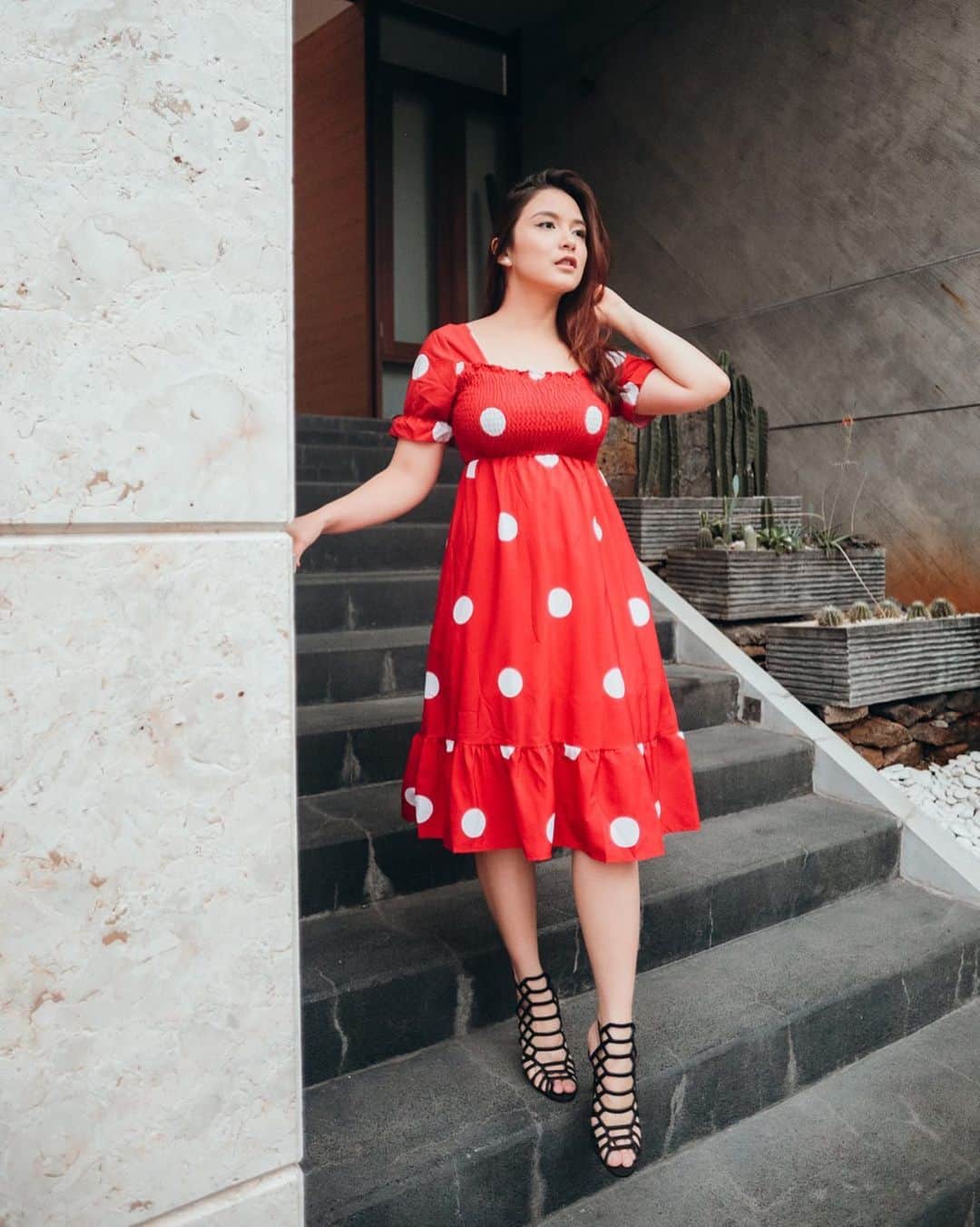 チェルシー・オリビアのインスタグラム：「A positive mind towards everything will give you a happier life.. Pretty Dress from @luxuriouswholesaler . Aku benerrr benerrr suka sih dress ini, buat jalan-jalan ke Bali cocok nih, buat imlek juga cocok karna warnanya merah.. Keren-keren bajunya si @luxuriouswholesaler bikin pengen belanja terus ❤️ . . . Handled by @iconic_sister」