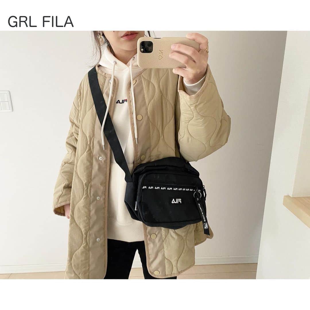nanaのインスタグラム：「* GRL×FILA🥰 * リアルな公園コーデ🚶🏻‍♀️ * パーカーもロンTもバッグも…かわいすぎる！ 身長162cmで程よくゆったりサイズです✨ * * コーデ① GRL FILA 裏起毛ロゴ入りBIGパーカー[ar009] アイボリー * スーパーストレッチハイウエストスキニーパンツ[cu32] ブラック * FILA　ボックスロゴショルダーバッグ[ar005] ブラック * jacket : @kobe_lettuce(K968) [ てらさんコラボ ] キルティングコート * * コーデ② * GRL FILA　ビッグロンT[ar001] くすみパープル * リブフレアパンツ[k8452u] ブラウン * * * @grl_official  #grl #grl購入品 #グレイル」