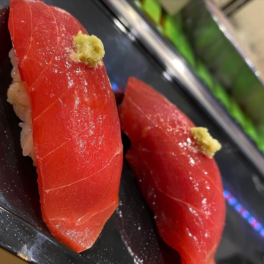 やるきげんきだいきのインスタグラム：「昨日は豊洲の寿司大に行ったよ！！ いつもは何時間も並ぶらしいけどこの時期だから30分で入れた！ 赤身が美味しかったなぁァァ #寿司大」