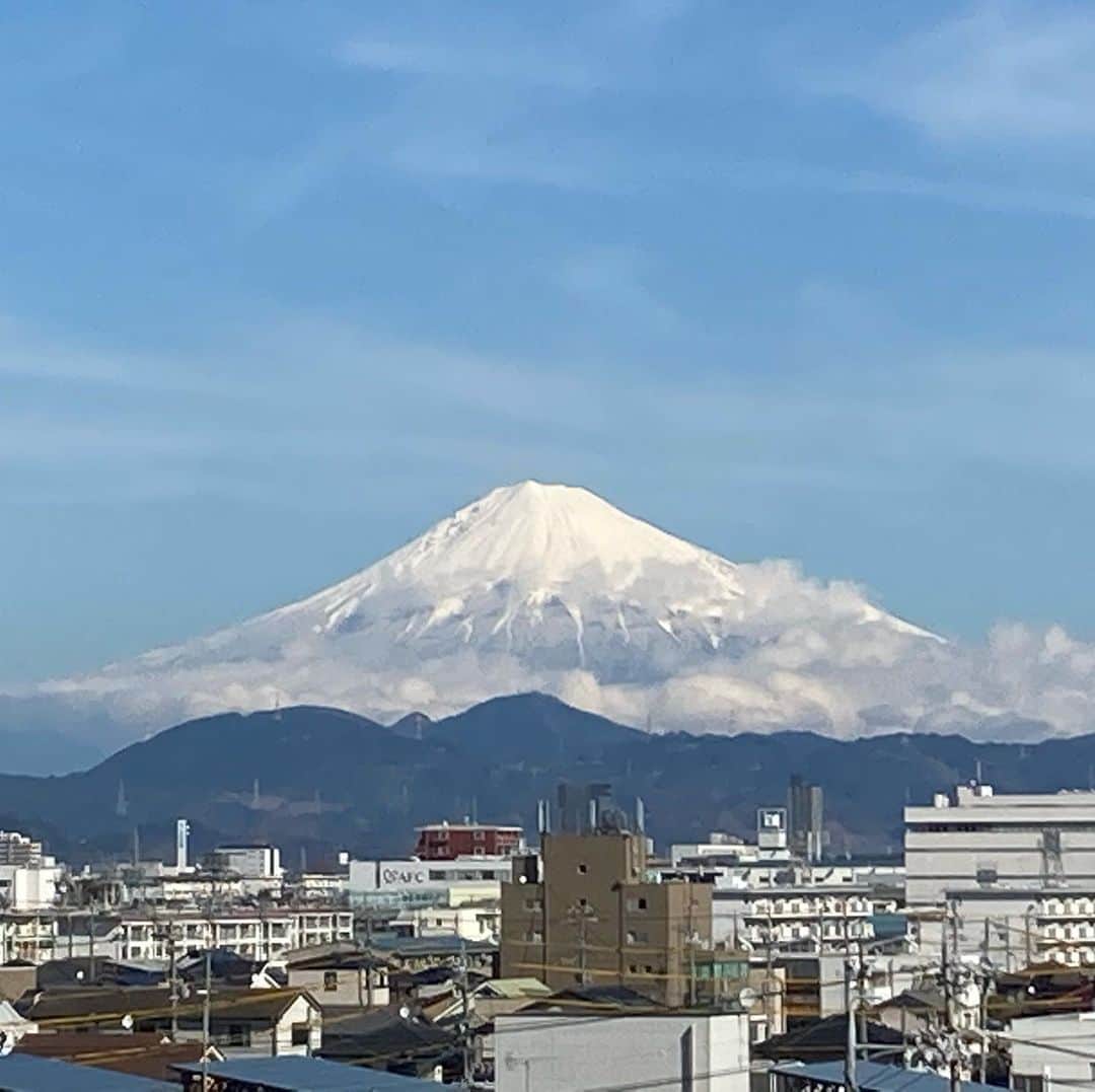 牧野克彦のインスタグラム：「また雪が戻ってきた　#富士山」